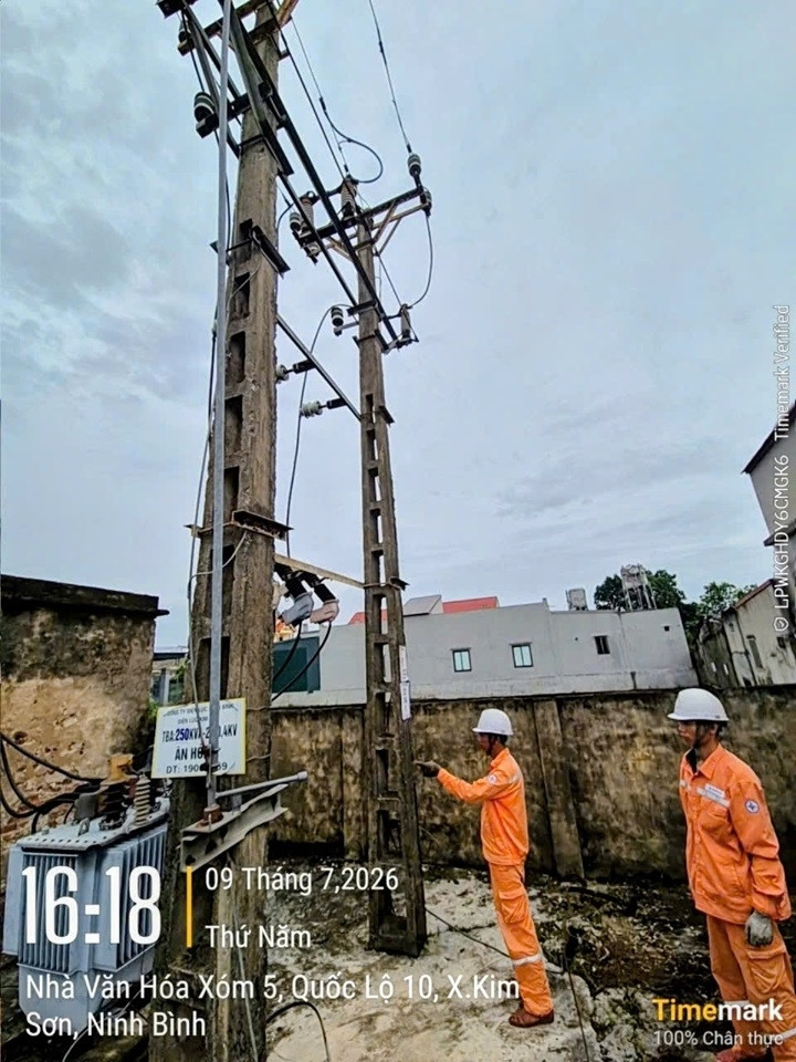 Công ty Điện lực Ninh Bình kiểm tra lưới điện, rà soát tình trạng thiết bị, chủ động phát hiện và xử lý các nguy cơ mất an toàn