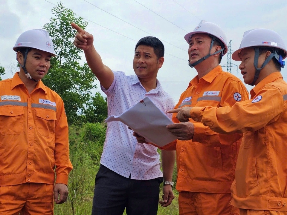 Công ty Điện lực Quảng Ninh tăng cường kiểm tra, củng cố lưới điện, phát quang hành lang tuyến và xử lý các vị trí có nguy cơ mất an toàn, chủ động ứng phó với thiên tai trong mùa mưa bão