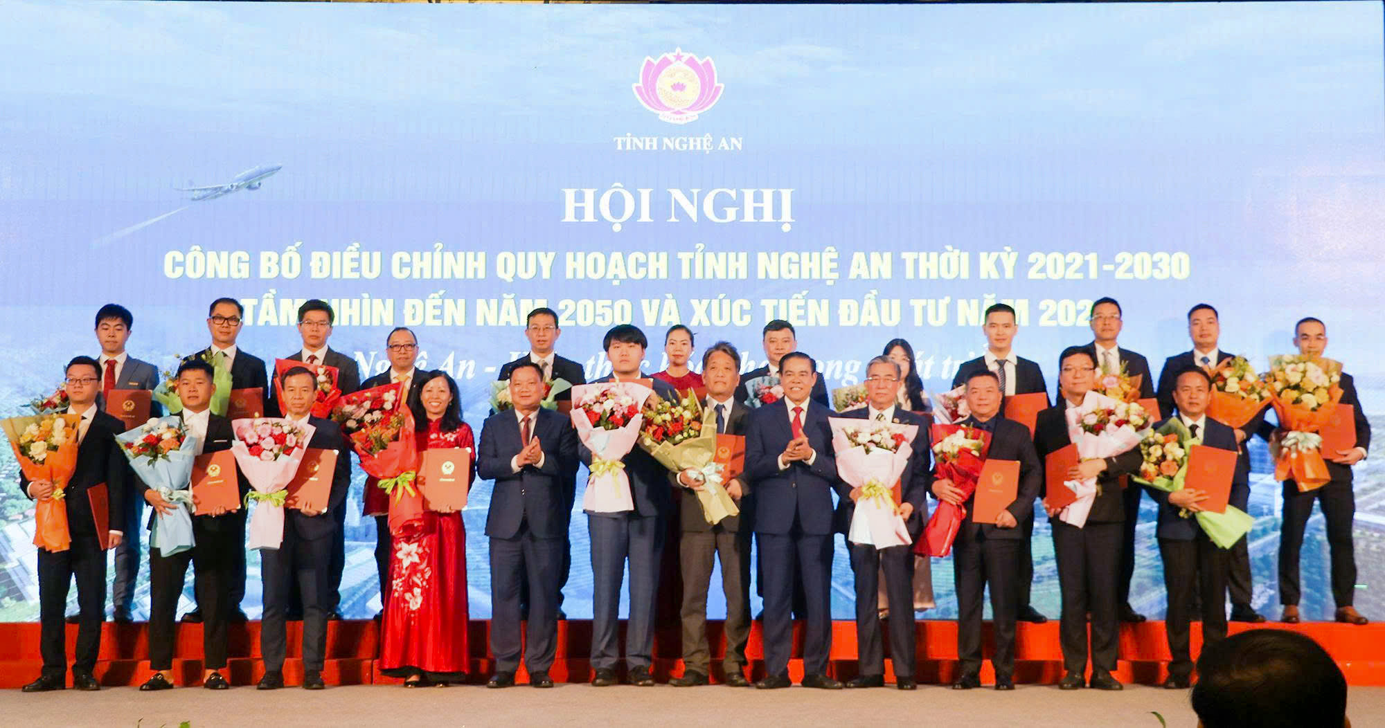 Lãnh đạo tỉnh trao Quyết định chủ trương đầu tư, Giấy chứng nhận đăng ký đầu tư, Biên bản ghi nhớ hợp tác đầu tư và tặng hoa chúc mừng cho các nhà đầu tư. Ảnh: Thuý - Oanh