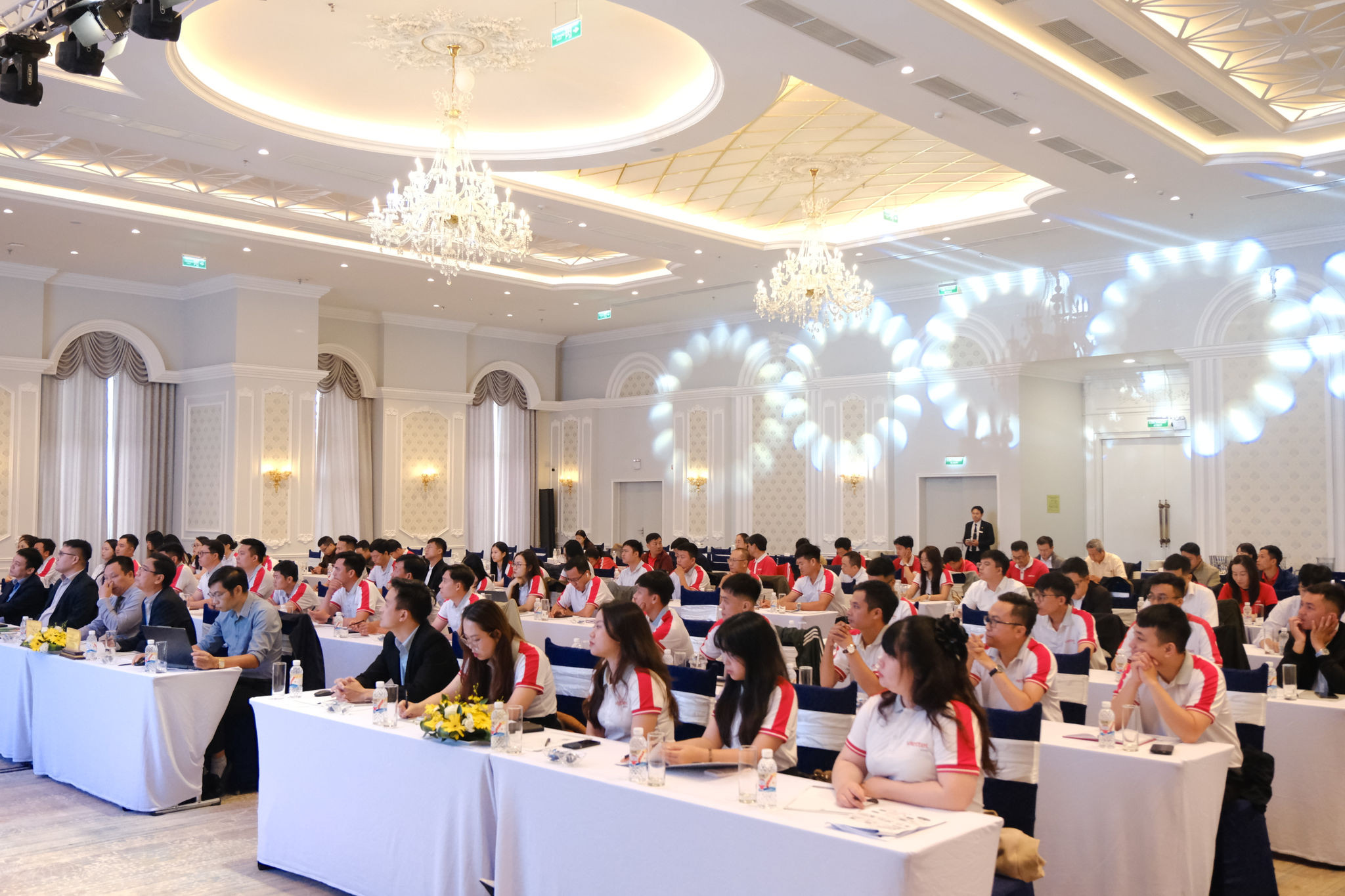 Các đại biểu tham dự hội nghị