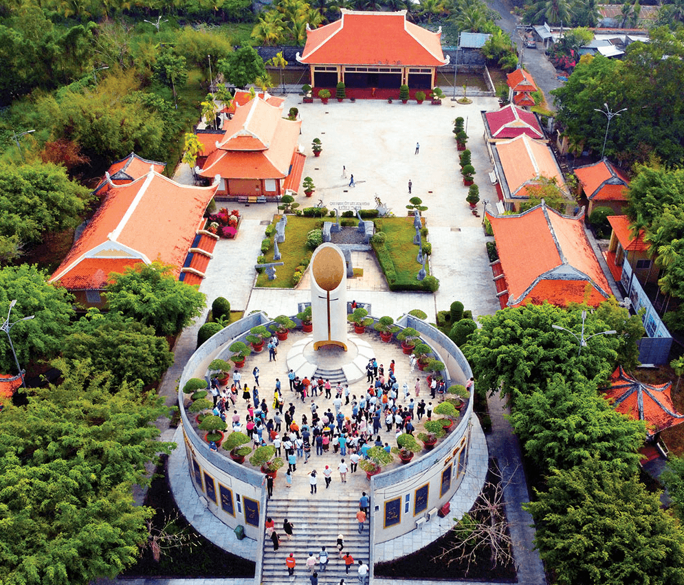Du khách tham quan, tìm hiểu về Khu lưu niệm nghệ thuật Ðờn ca tài tử Nam Bộ và Nhạc sĩ Cao Văn Lầu
