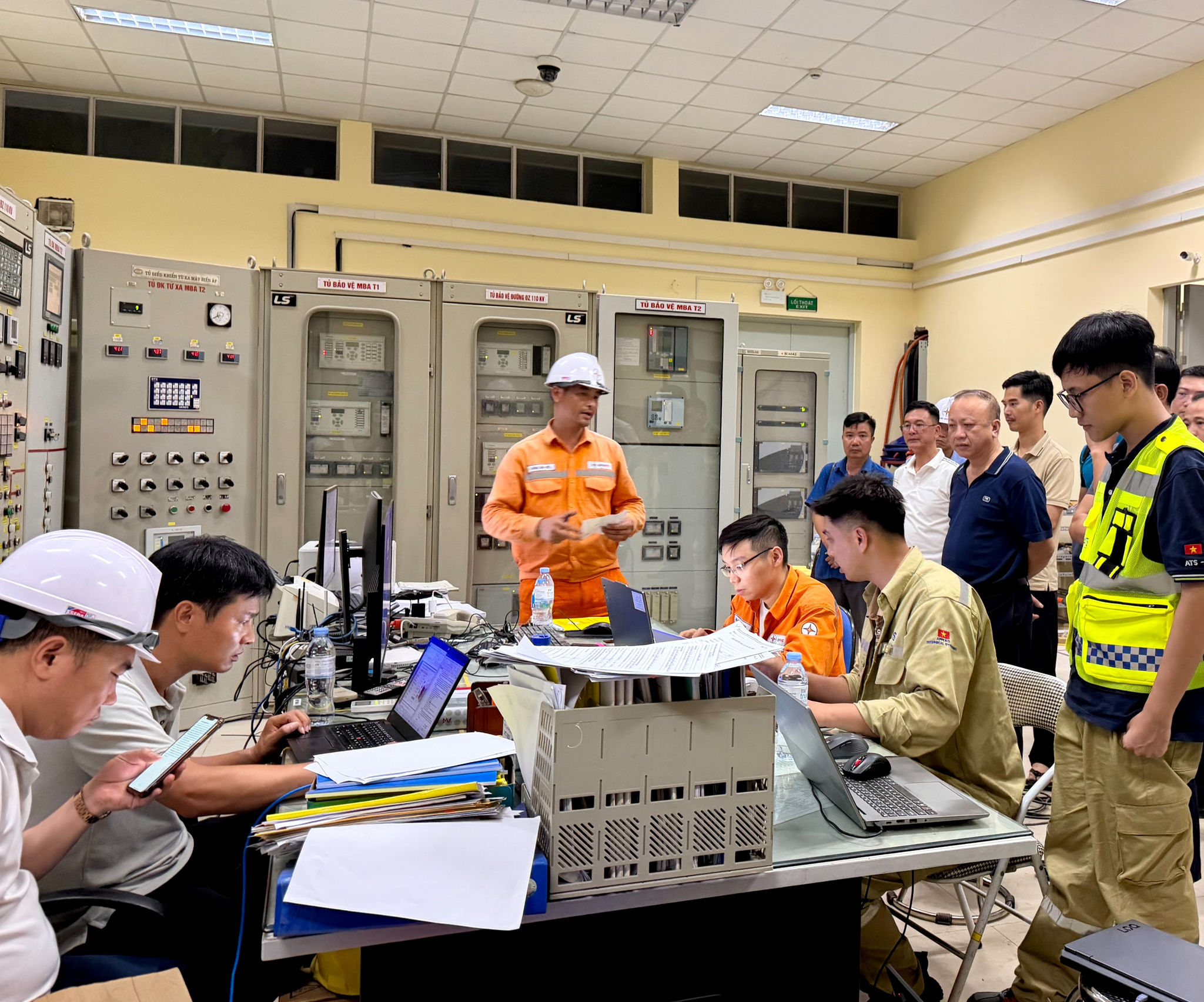 Ông Vũ Anh Phương - Phó Tổng giám đốc EVNNPC cùng đoàn công tác kiểm tra công tác đóng điện dự án lắp đặt hệ thống pin lưu trữ năng lượng (BESS) tại TBA 110kV Song Khê (E7.12)