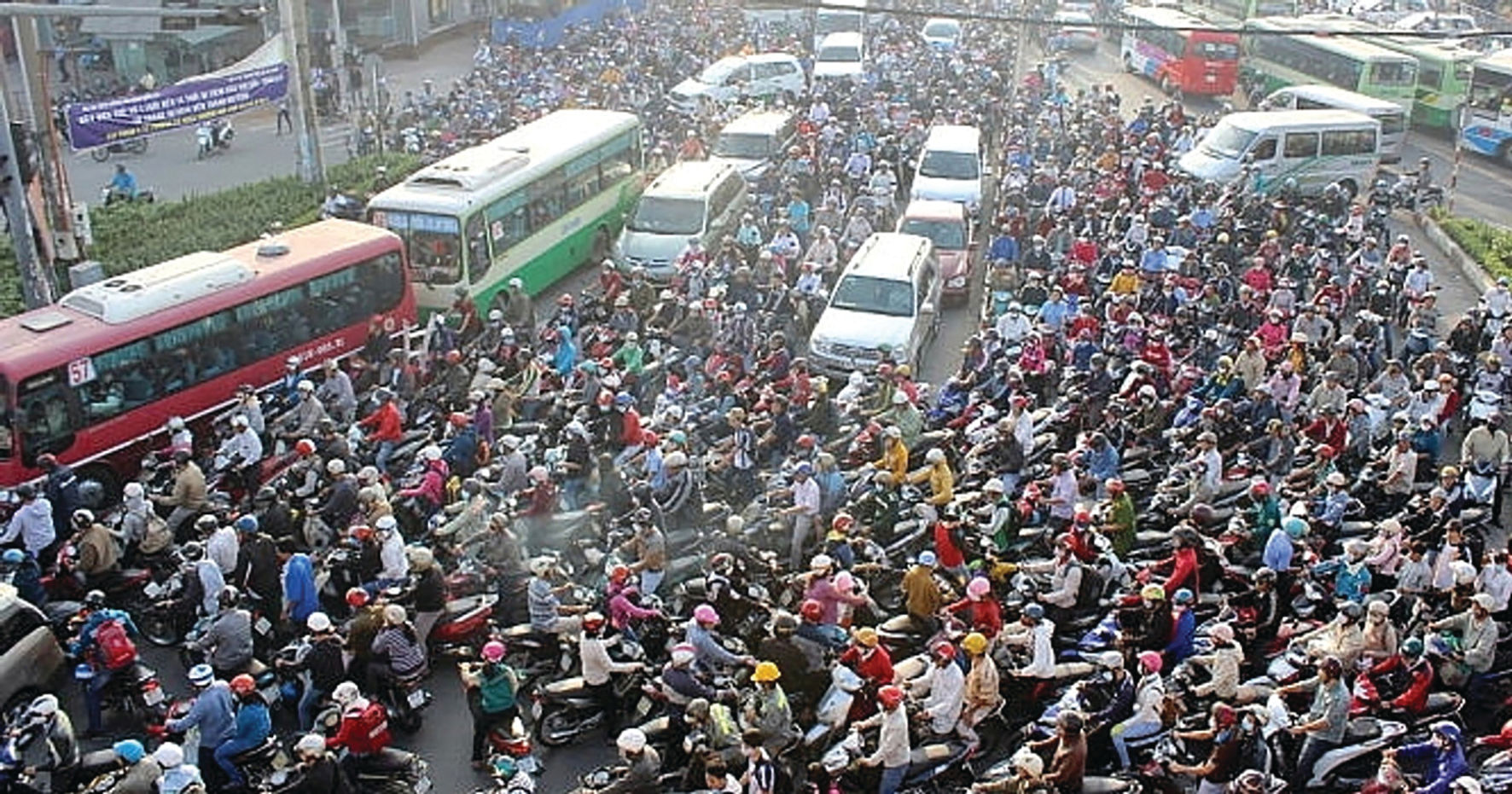 Xe máy xăng là một trong những nguồn gây ô nhiễm lớn tại các đô thị.