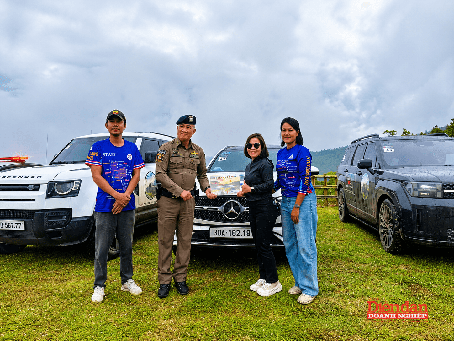 Lực lượng chức năng sở tại tặng ảnh lưu niệm cho thành viên đoàn Caravan