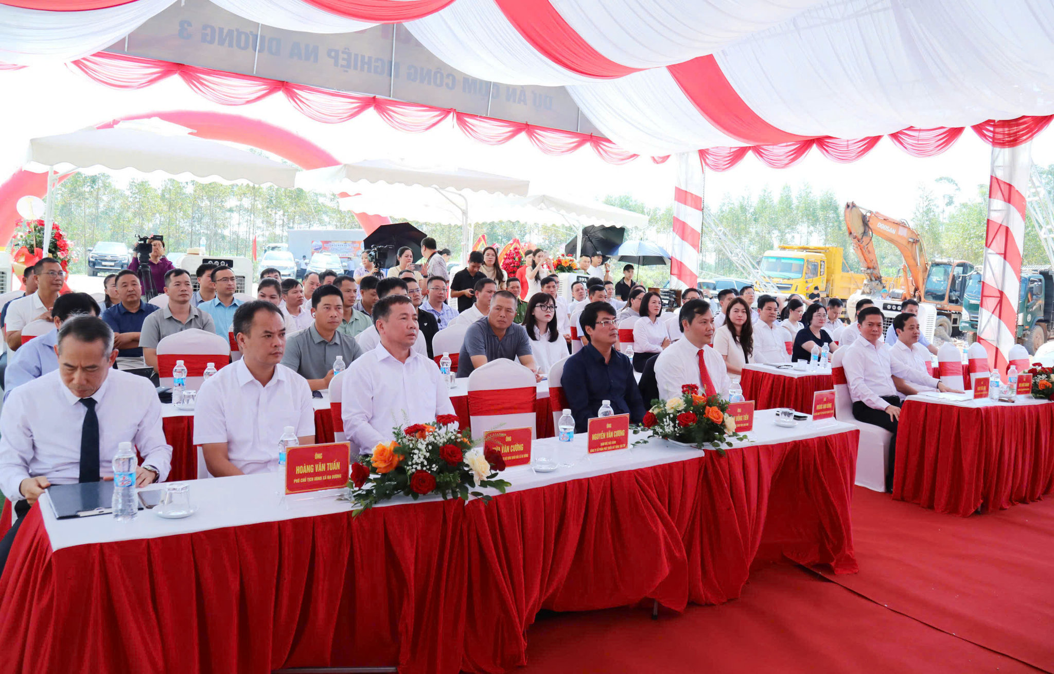 Các đại biểu tham dự lễ khởi công