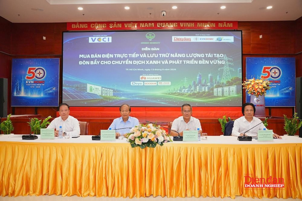 Từ trái qua: Nhà báo Nguyễn Tiến Dũng – Phó Tổng biên tập Tạp chí Diễn đàn Doanh nghiệp; ông Hoàng Quang Phòng – Phó Chủ tịch VCCI; ông Bùi Trung Kiên – Phó Tổng Giám đốc Tổng Công ty Điện lực TP HCM; Ông Nguyễn Xuân Quy – PCT Hiệp hội Năng lượng sạch Việt Nam, điều hành diễn đàn.