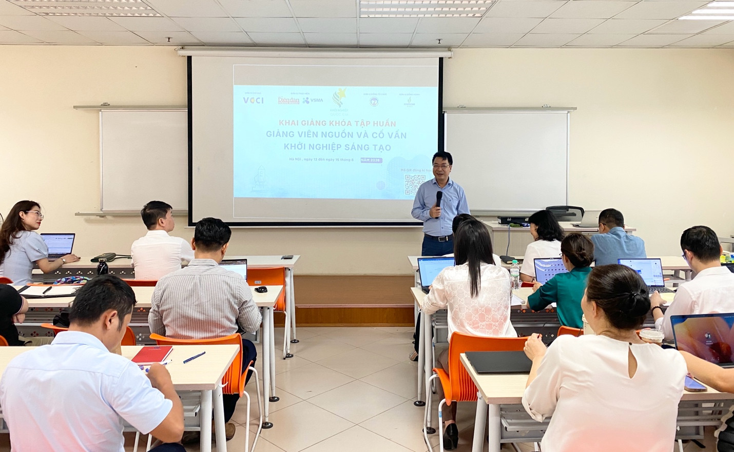 PGS.TS. Hồ Đình Bảo - Trưởng phòng Tổ chức cán bộ Đại học Kinh tế Quốc dân phát biểu tại lễ khai giảng khóa tập huấn.