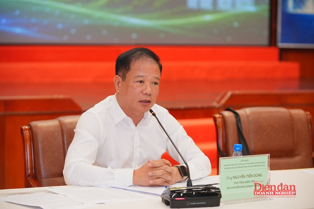 Nhà báo Nguyễn Tiến Dũng - Phó Tổng Biên tập Tạp chí Diễn đàn Doanh nghiệp, điều phối phiên thảo luận.