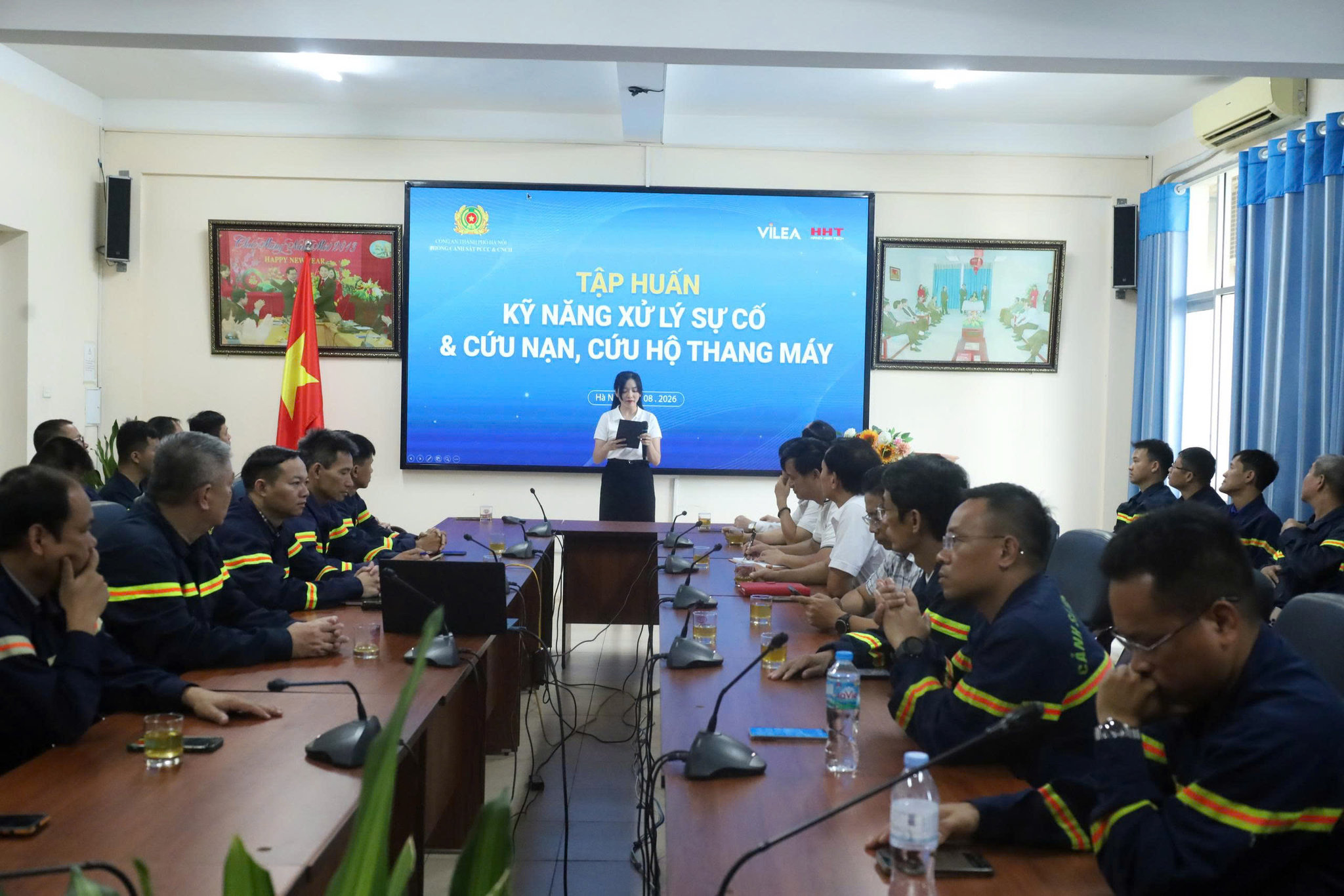 Cứu hộ thang máy (2)