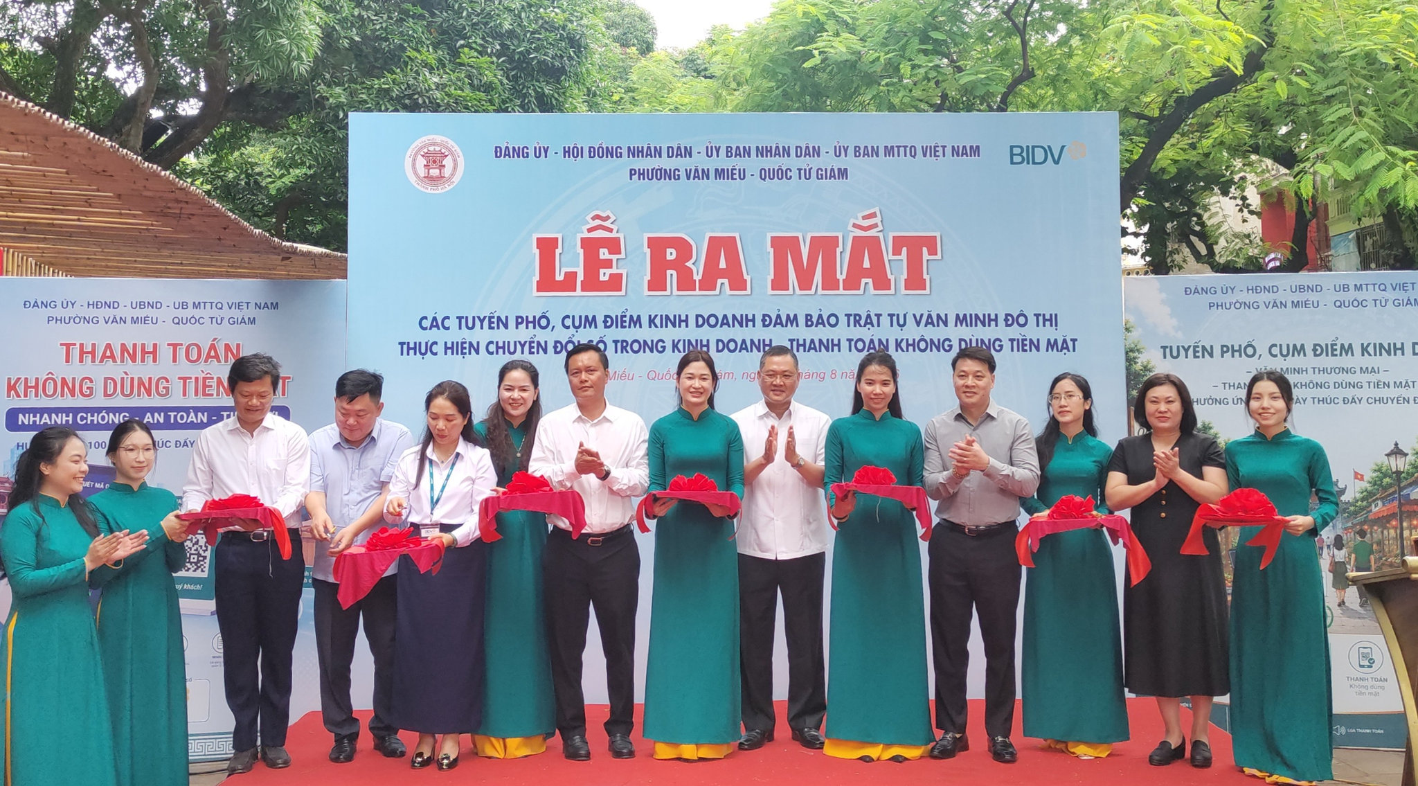 ảnh cắt băng ra mắt