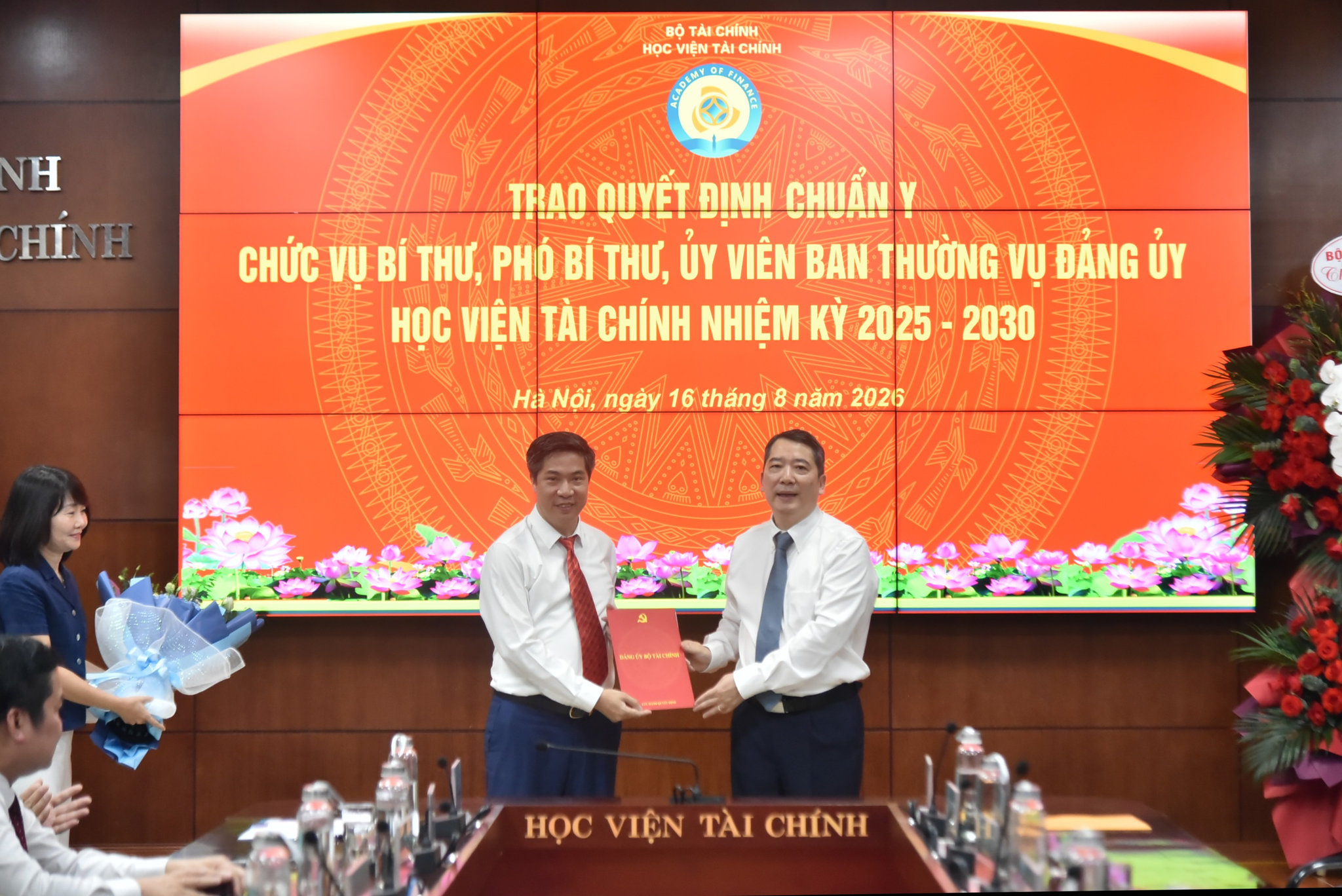 Trao quyết định chuẩn y Bí thư (2)