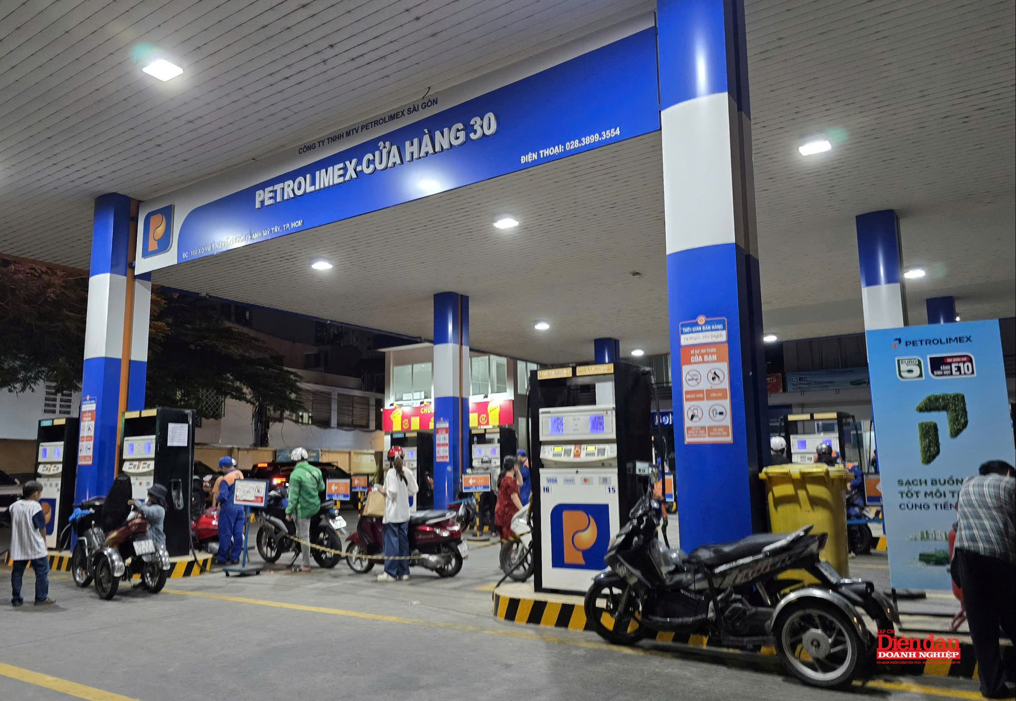 Nhóm III yêu cầu Nhà nước nắm giữ trên 50% đến dưới 65%, trong đó có các doanh nghiệp đầu mối xăng dầu có thị phần từ 30% trở lên, một số hạ tầng viễn thông đặc biệt và lĩnh vực thăm dò khoáng sản. Petrolimex (PLX) được chuyên gia nhận định có thể sẽ thoái vốn về dưới 65%. (Ảnh minh họa: L.M)