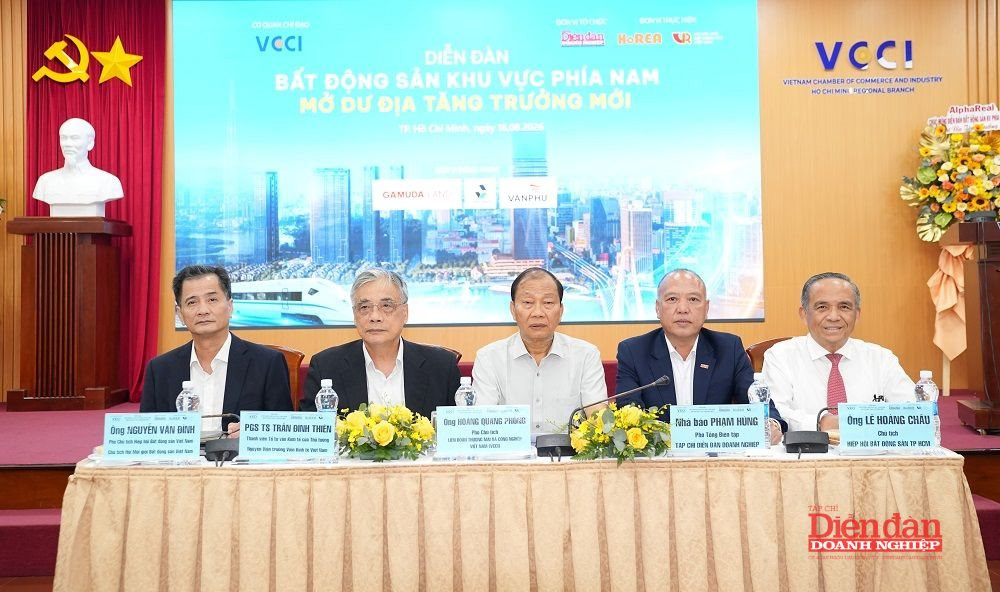 Từ trái qua: Ông Nguyễn Văn Đính - Chủ tịch Hội Môi giới Bất động sản Việt Nam, Phó Chủ tịch Hiệp hội Bất động sản Việt Nam; PGS TS Trần Đình Thiên - Nguyên Viện trưởng Viện Kinh tế Việt Nam; Ông Hoàng Quang Phòng – Phó Chủ tịch VCCI; Nhà báo Phạm Hùng - Phó Tổng biên tập Tạp chí Diễn đàn Doanh nghiệp; Ông Lê Hoàng Châu - Chủ tịch Hiệp hội Bất động sản TP HCM, điều hành diễn đàn.