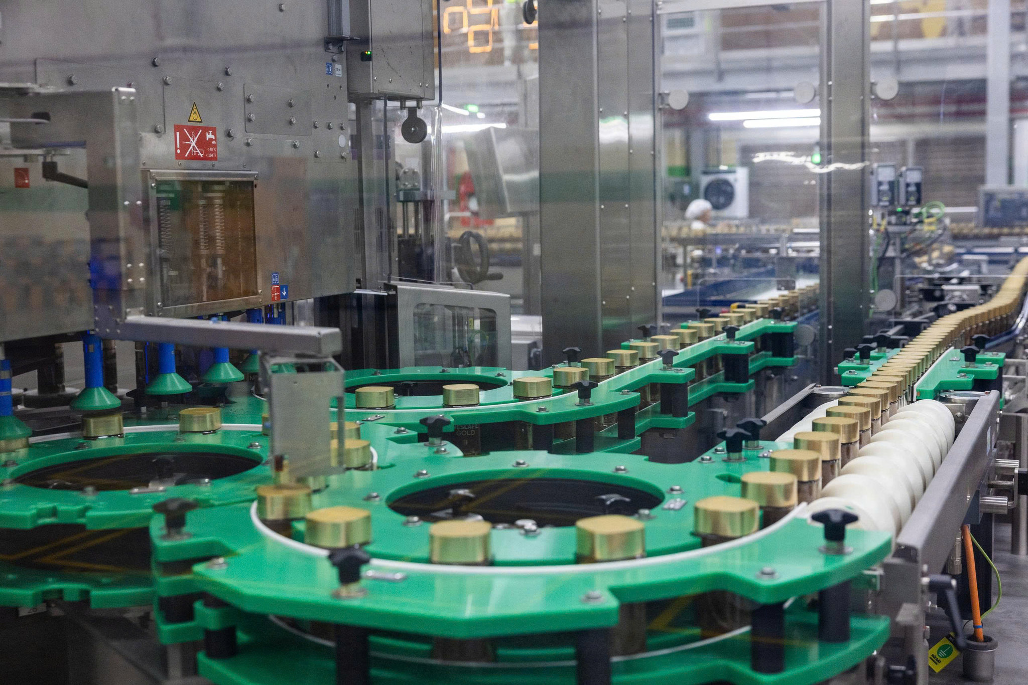 Dây chuyền sản xuất cà phê của Nestlé Việt Nam được trang bị công nghệ tự động hóa và kiểm soát chất lượng hiện đại, phục vụ xuất khẩu.