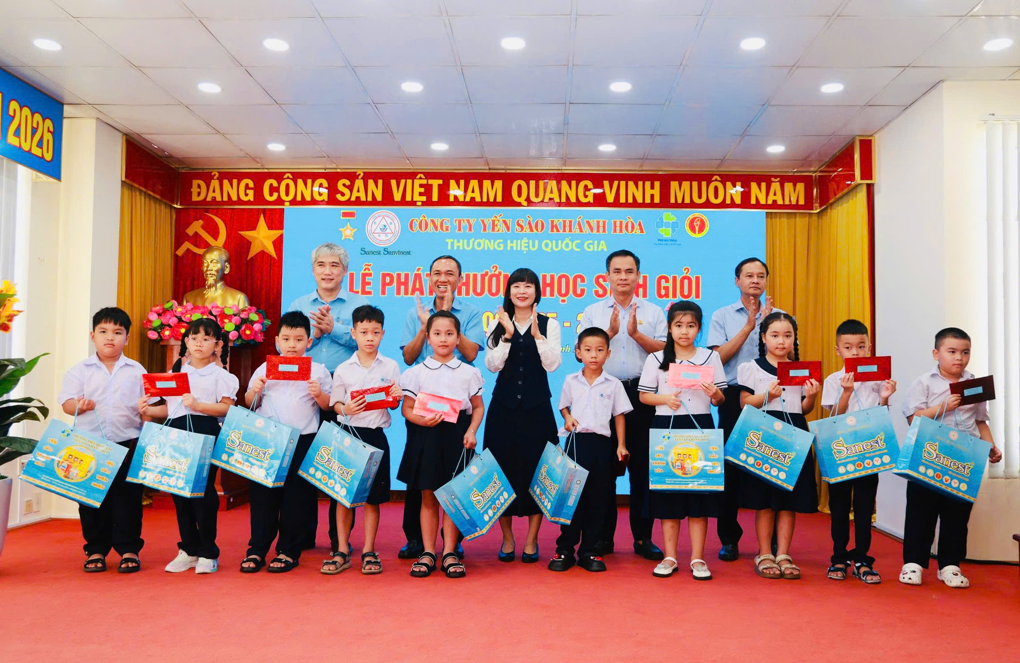 14. Trao thưởng cho các em học sinh giỏi cấp 1