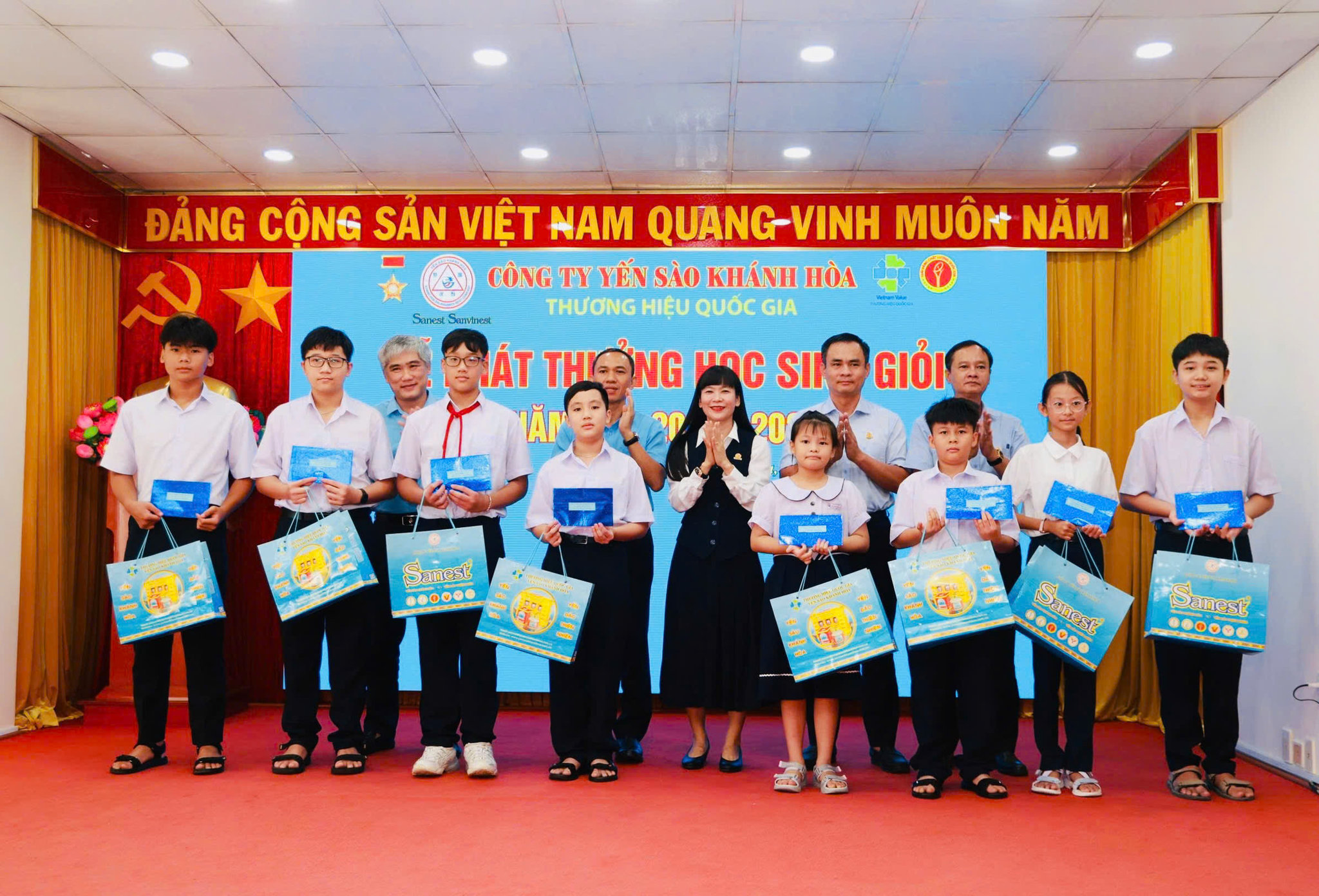 15. trao thưởng cho các em học sinh thuộc GIA ĐÌNH CHÍNH SÁCH