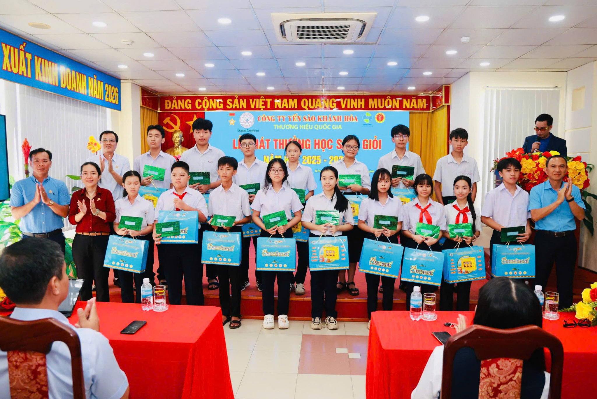 19. TRAO THƯỞNG CHO HỌC SINH GIỎI 8 NĂM LIỀN