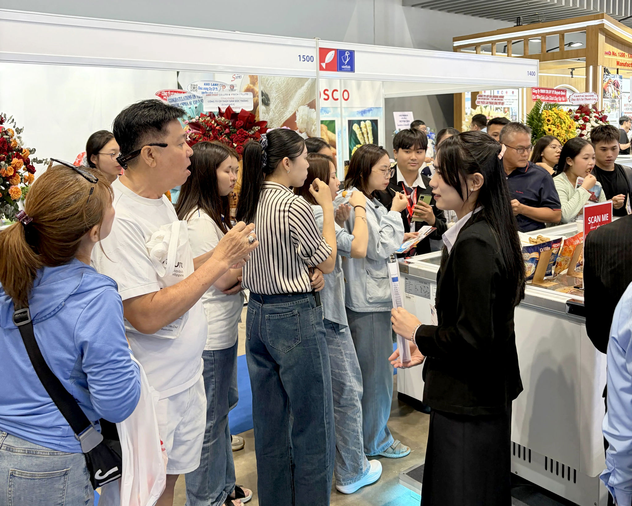 HÌNH ẢNH 8. Khách tham quan trải nghiệm sản phẩm.