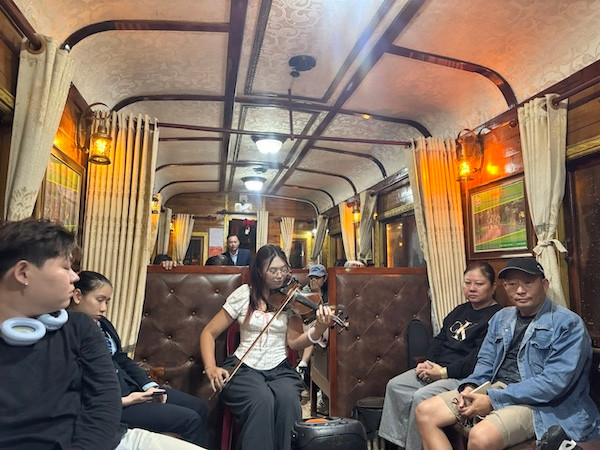 Điểm nhấn đặc sắc nhất của chuỗi sản phẩm đêm chính là hành trình trải nghiệm chuyến tàu đêm Đà Lạt.