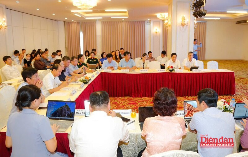 dien-gia-trinh-bay-tham-luan.jpg