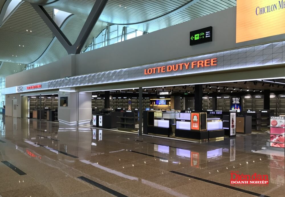 Khu cửa hàng miễn thuế Lotte tại Sân bay Quốc tế Cam Ranh - Ảnh: Đình Đại.