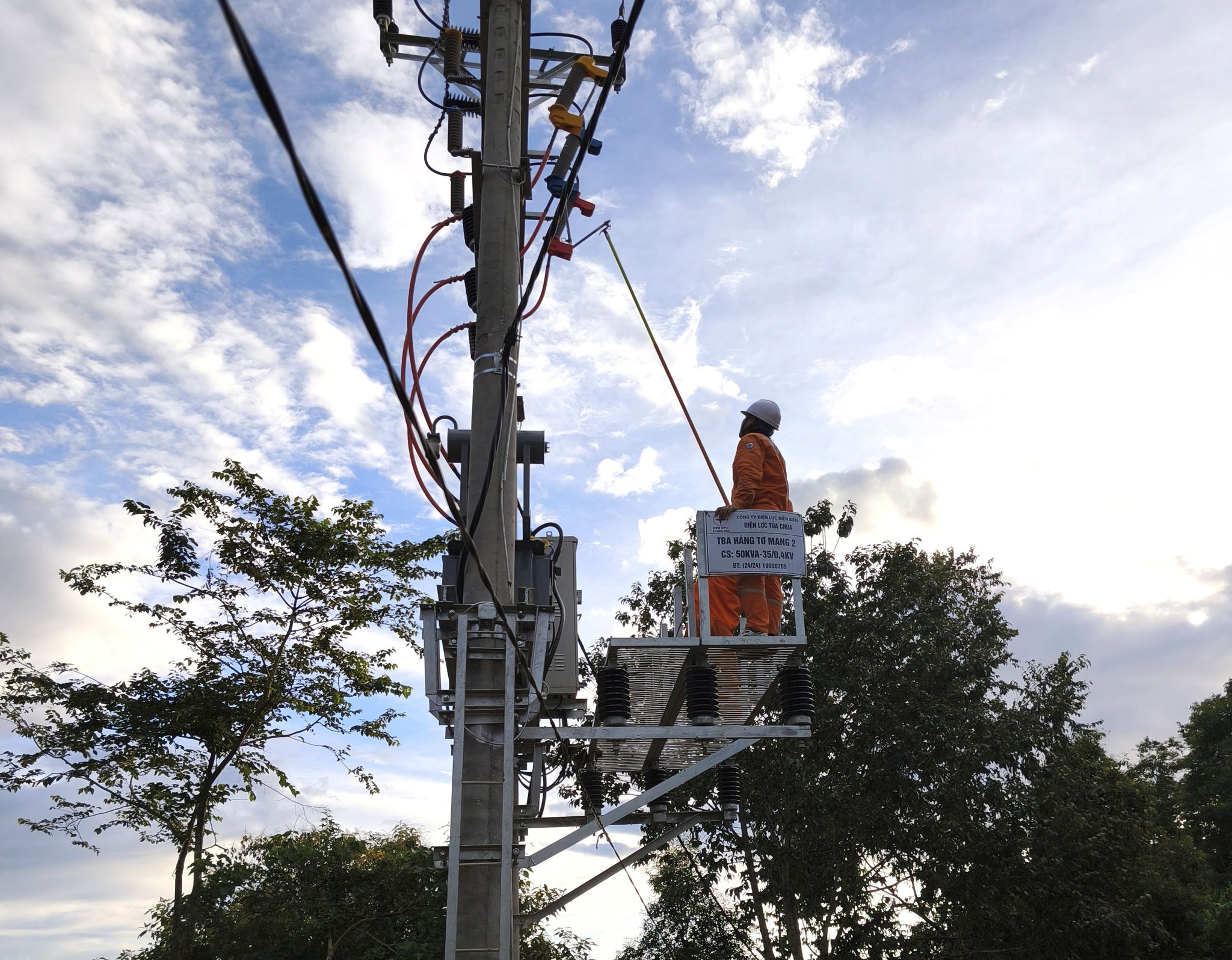 Nhân viên Điện lực Tủa Chùa thao tác đóng điện, đưa điện lưới quốc gia về bản trong chương trình “Bừng sáng Điện Biên” tại xã Tủa Chùa, tỉnh Điện Biên
