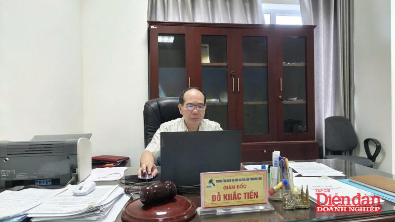 Ông Đỗ Khắc Tiến – Giám đốc Trung tâm Dịch vụ Đấu giá tài sản tỉnh Lai Châu cho biết trao đổi với phóng viên. Ảnh: Nguyễn Giang