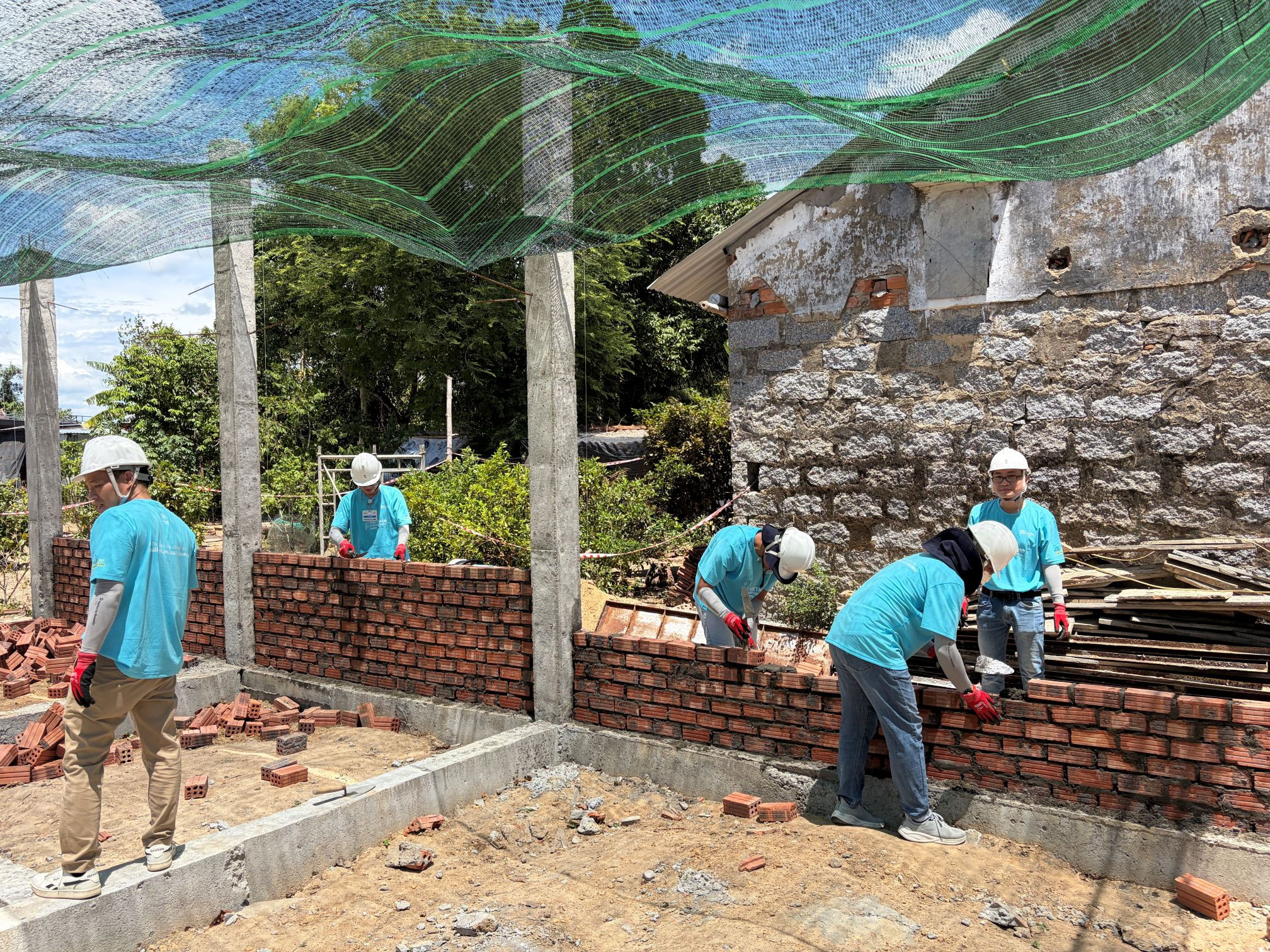 Nhân viên của Eaton Việt Nam và các tình nguyện viên đang xây nhà chống bão cho các gia đình khó khăn