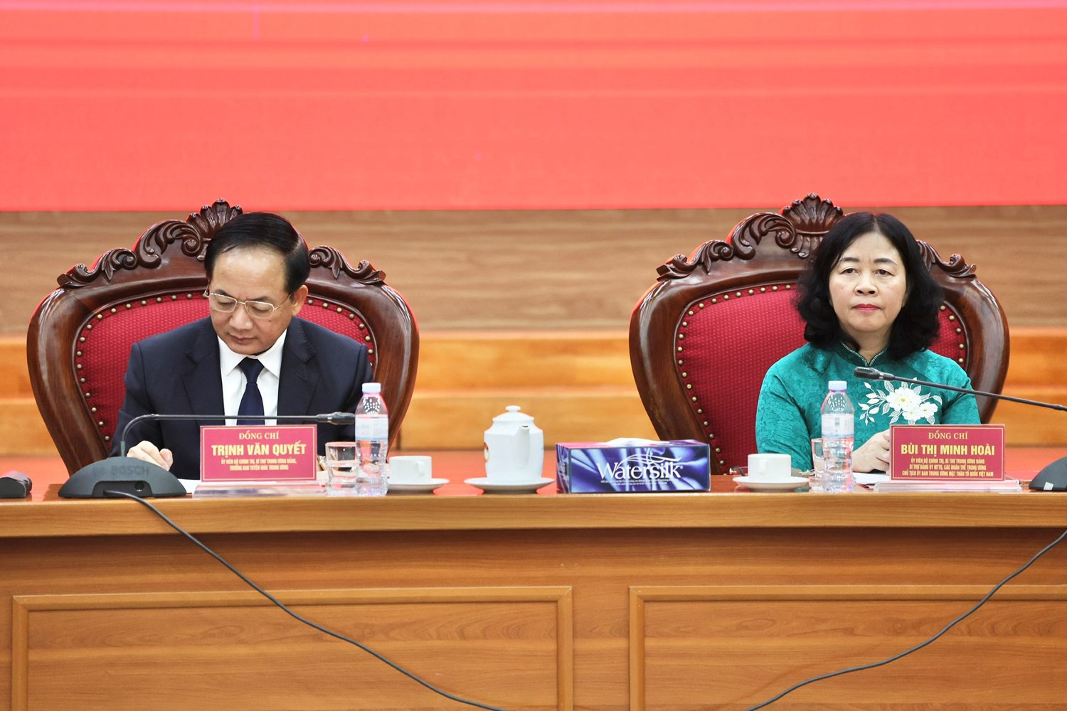 Chủ trì Hội nghị có Ủy viên Bộ Chính trị, Bí thư Trung ương Đảng, Bí thư Đảng ủy Mặt trận Tổ quốc, các đoàn thể Trung ương, Chủ tịch Ủy ban Trung ương Mặt trận Tổ quốc Việt Nam Bùi Thị Minh Hoài; Ủy viên Bộ Chính trị, Bí thư Trung ương Đảng, Trưởng Ban Tuyên giáo Trung ương Trịnh Văn Quyết - Ảnh: MTTQ