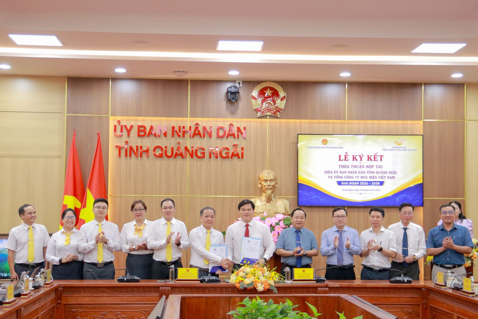 Thực hiện nghi thức ký kết thỏa thuận hợp tác