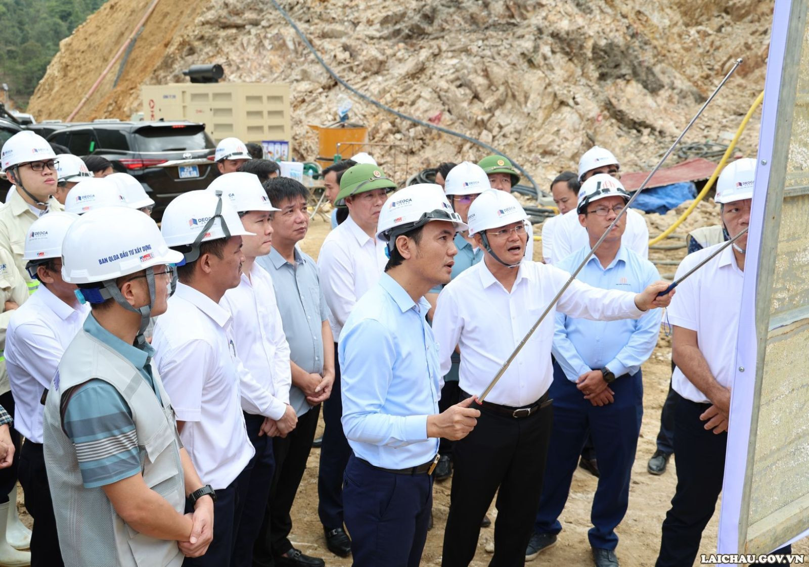 Bí thư Tỉnh ủy Lê Minh Ngân yêu cầu tập trung lãnh đạo, đẩy nhanh tiến độ thi công Dự án Hầm đường bộ qua đèo Hoàng Liên. Ảnh.Nguyễn Chanh