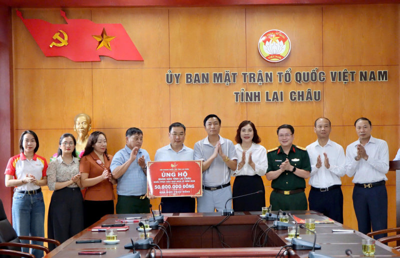 Chủ tịch Hội DNT Lai Châu đã thay mặt Hội trao tặng biển tượng trưng 50 triệu đồng hỗ trợ đồng bào bị ảnh hưởng bởi mưa lũ trên địa bàn tỉnh