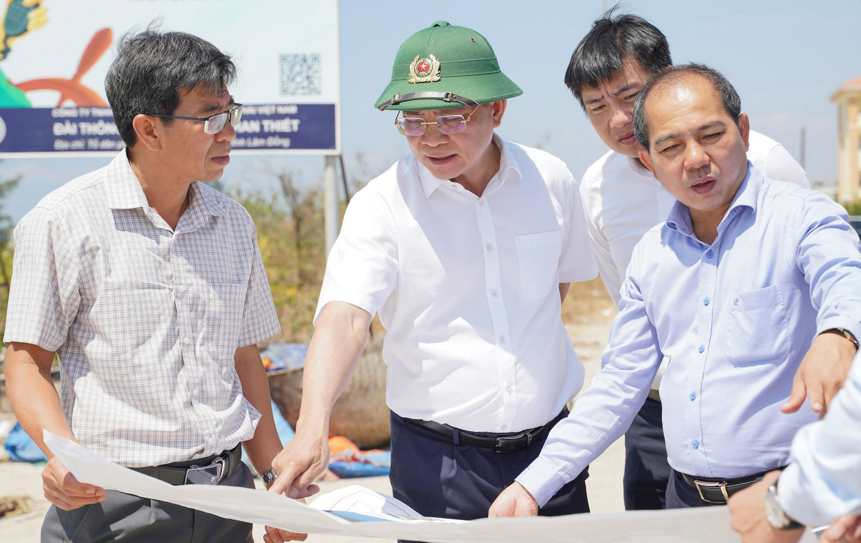 Ủy viên Ban Chấp hành Trung ương Đảng, Phó Bí thư Tỉnh ủy, Chủ tịch UBND tỉnh Hồ Văn Mười trực tiếp khảo sát