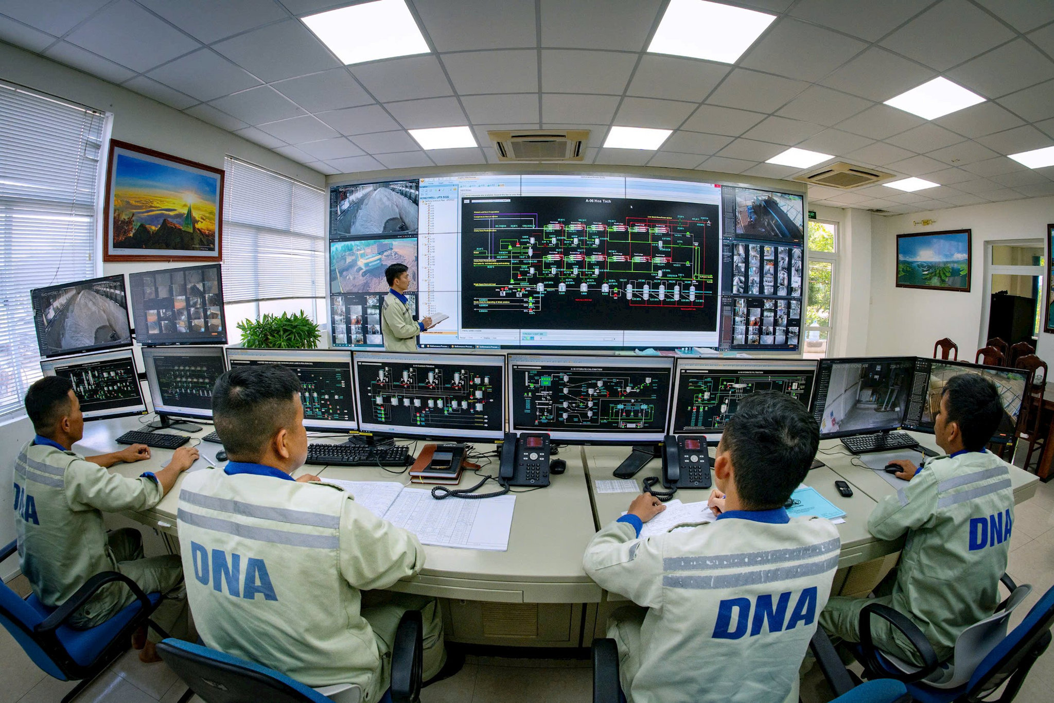 Vận hành sản xuất tại Phòng Điều khiển trung tâm của Nhà máy Alumin Nhân Cơ