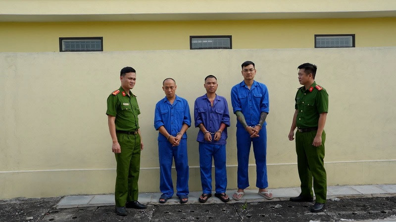 Các đối tượng tại Cơ quan Công an từ trái qua: Trần Đình Tiệp (Vua Quạt), Nguyễn Văn Hợi (Khánh Sky) và Hồ Văn Khoa. Ảnh cắt từ video của VTV