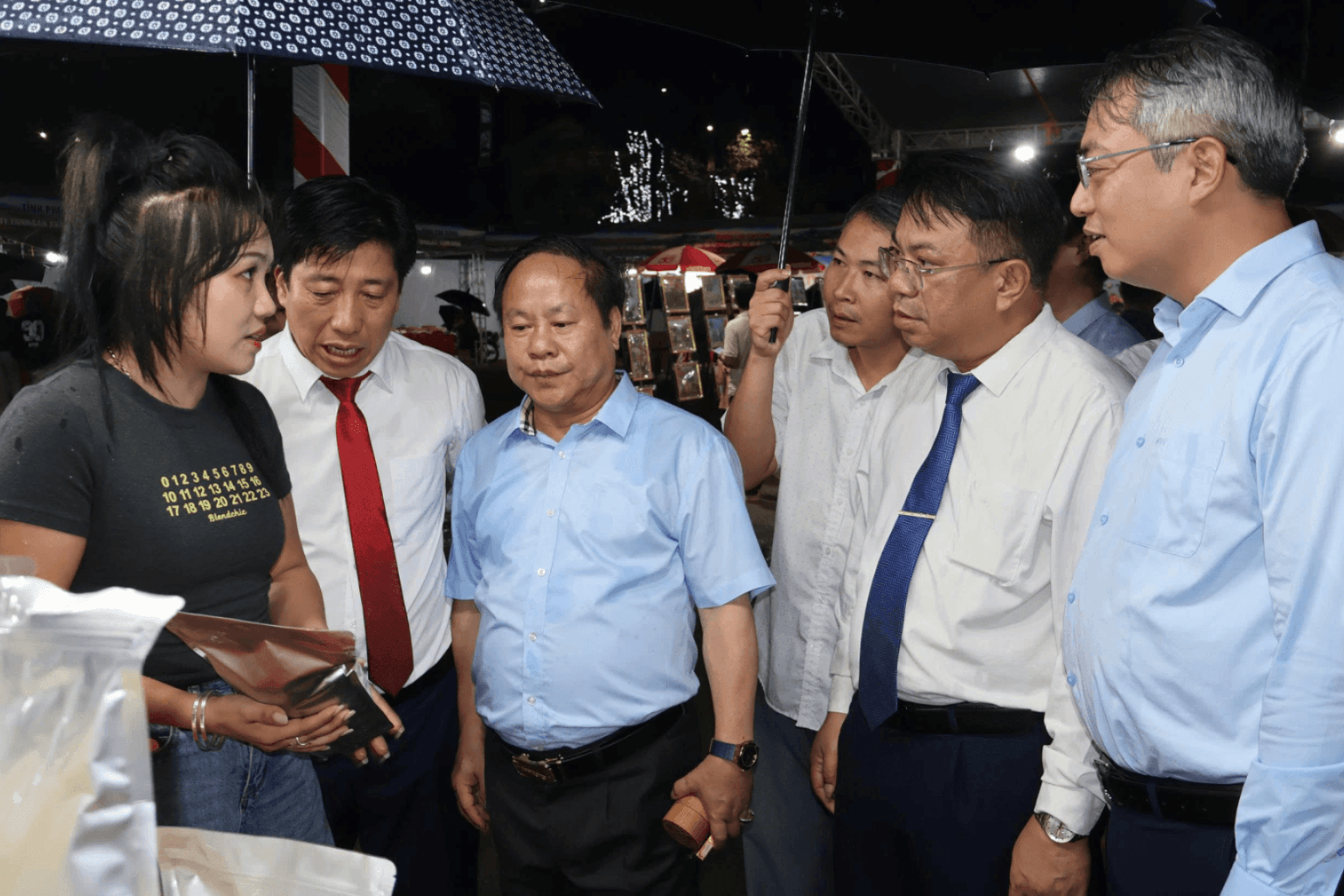 cac-dai-bieu-tham-quan-cac-gian-hang-trung-bay-quang-ba-cac-san-pham-nong-san-dac-san-tinh-lai-chau-va-cac-tinh-thanh-phopng(1).png