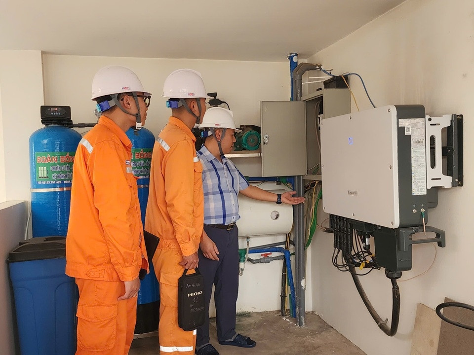 Nhân viên Điện lực hướng dẫn, hỗ trợ khách hàng kiểm tra hệ thống điện mặt trời mái nhà