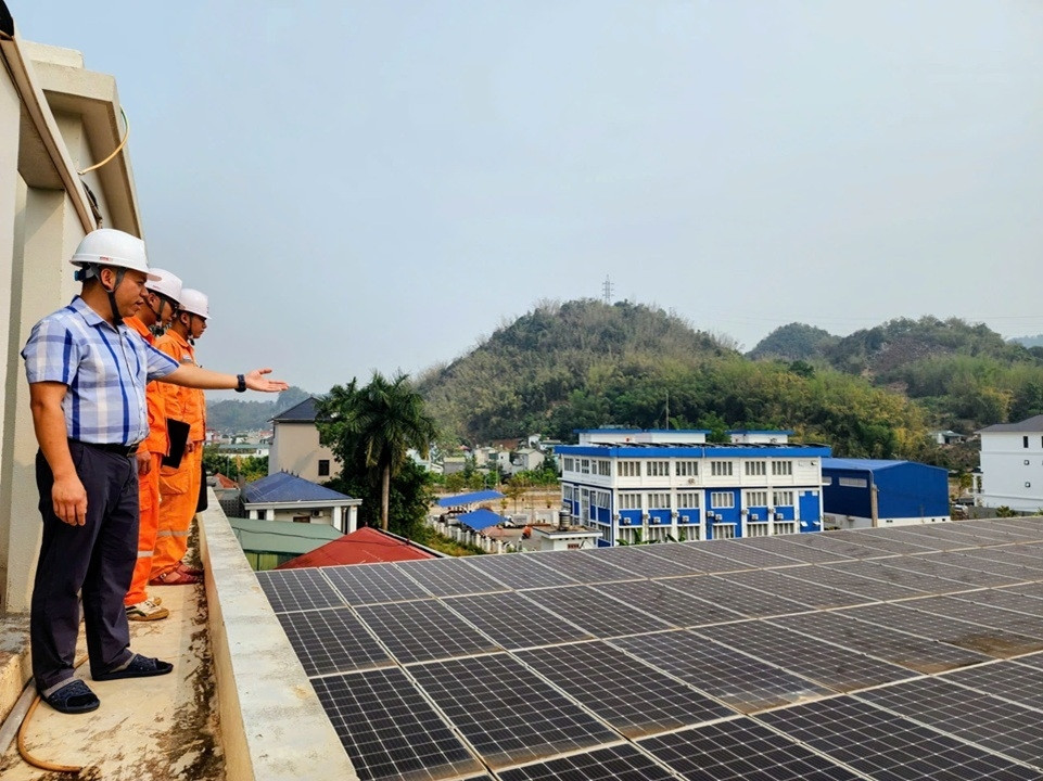 Nhân viên Điện lực và khách hàng kiểm tra hệ thống điện mặt trời mái nhà