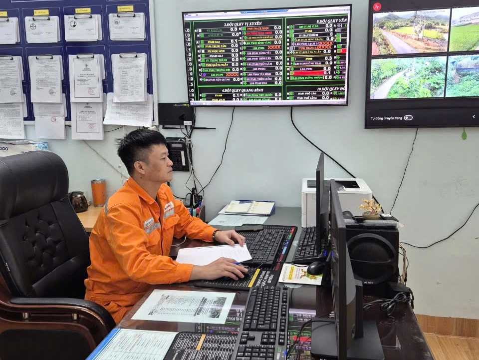 Anh Đỗ Trung Kiên, nhân viên Tổ trực vận hành Điện lực Vị Xuyên, Công ty Điện lực Tuyên Quang thực hiện nhiệm vụ trực vận hành trong dịp Quốc khánh 2.9