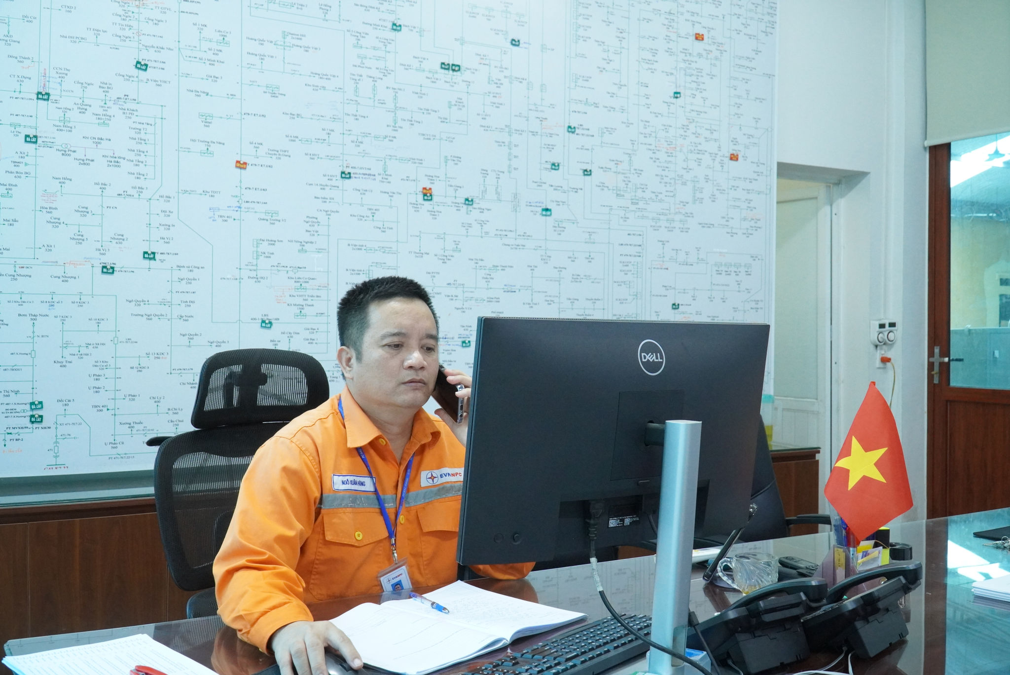 Anh Ngô Xuân Hùng, nhân viên trực vận hành Điện lực Bắc Giang, Công ty Điện lực Bắc Ninh theo dõi tình trạng vận hành hệ thống trong ca trực dịp Quốc khánh