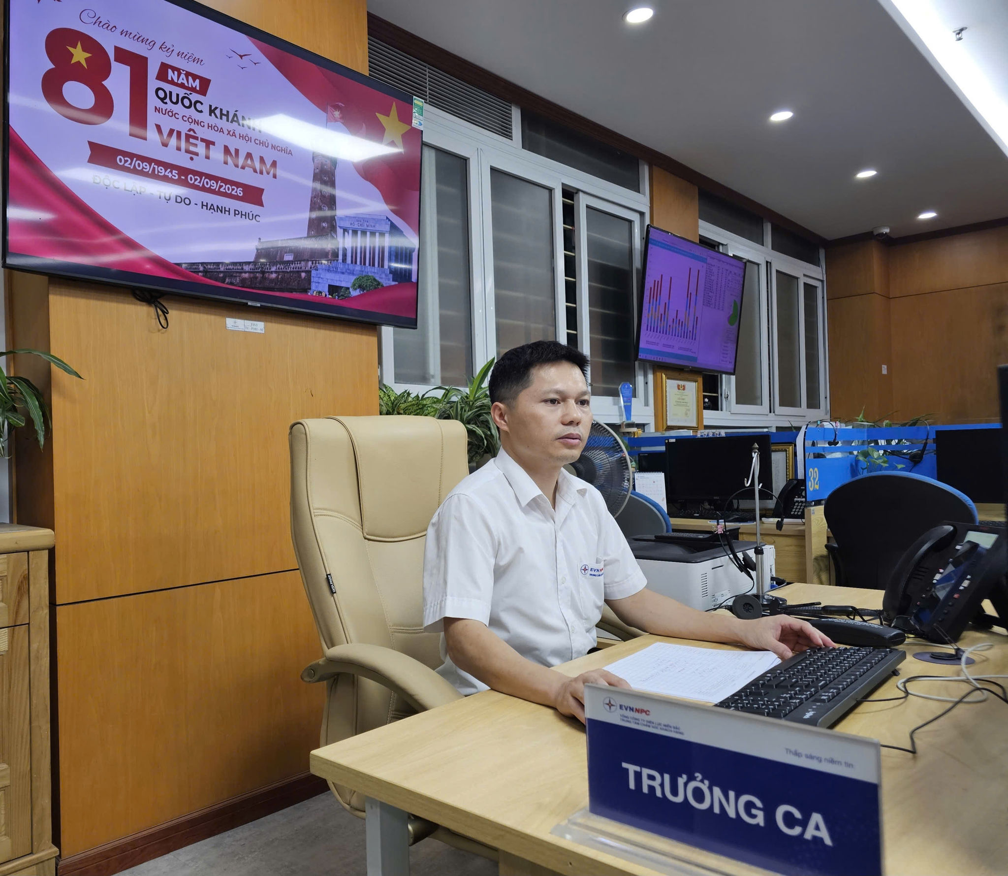 Anh Phạm Hồng Quân, Trưởng ca Trung tâm Chăm sóc khách hàng cùng đồng nghiệp duy trì trực 24.7, sẵn sàng tiếp nhận và hỗ trợ khách hàng trong dịp Quốc khánh 2.9