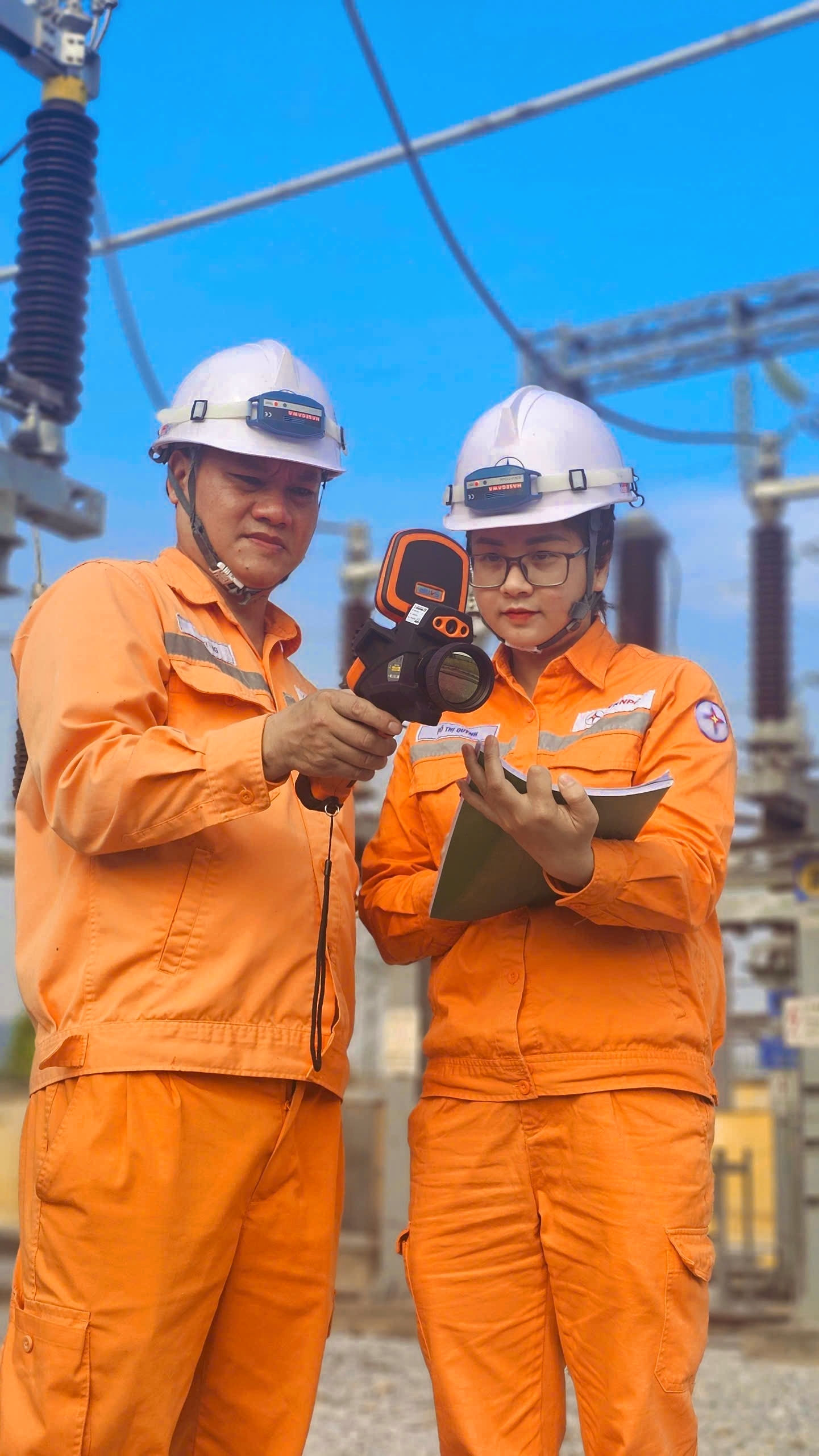 Chị Đỗ Thị Quỳnh, nhân viên Xí nghiệp Lưới điện Cao thế Quảng Ninh, Công ty Điện lực Quảng Ninh thực hiện nhiệm vụ trong ca trực dịp Quốc khánh 2.9