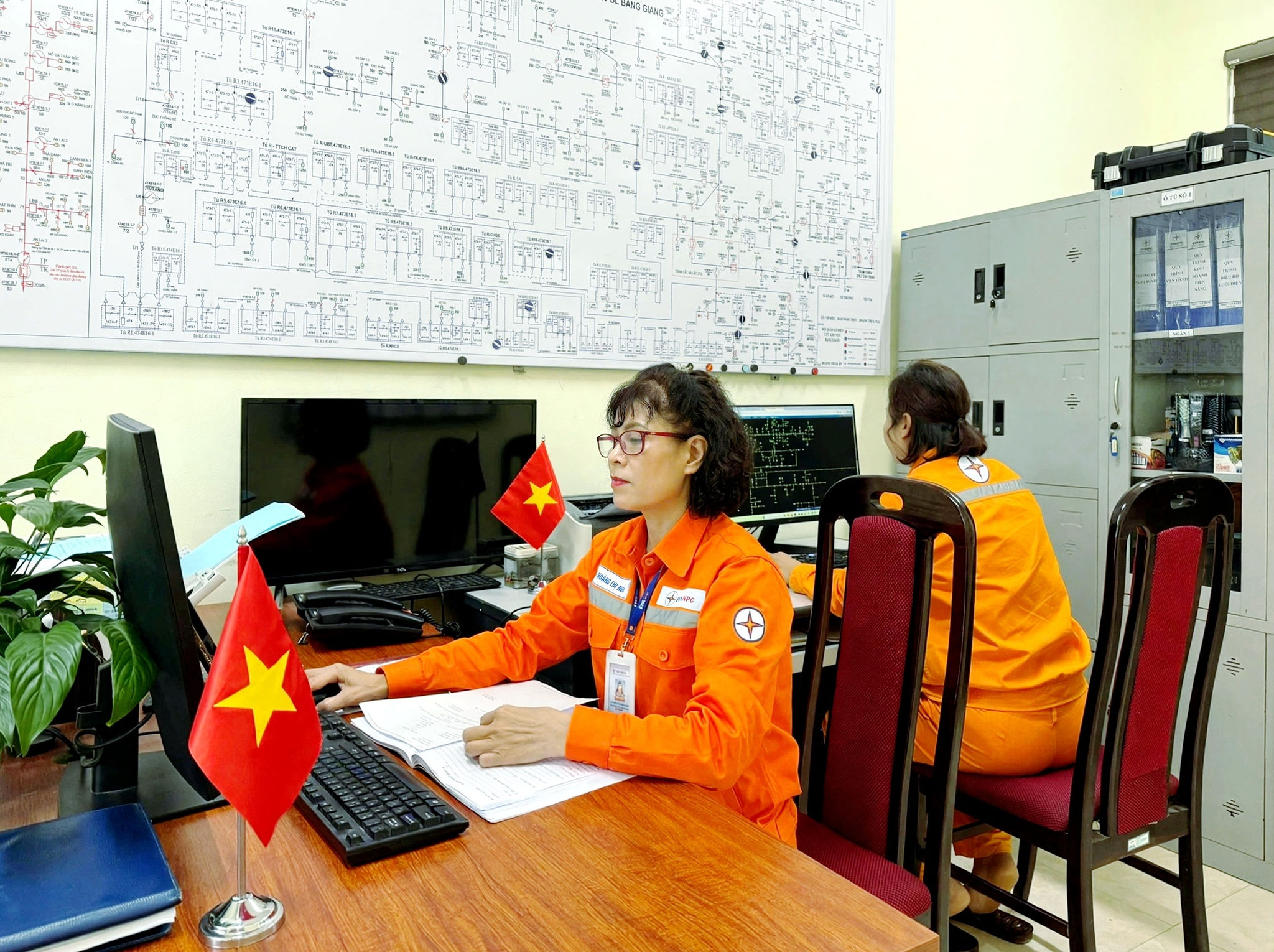 Chị Hoàng Thị Hồng Nga, Tổ trưởng Tổ trực vận hành Điện lực Bằng Giang, Công ty Điện lực Cao Bằng cùng đồng nghiệp theo dõi tình trạng vận hành hệ thống