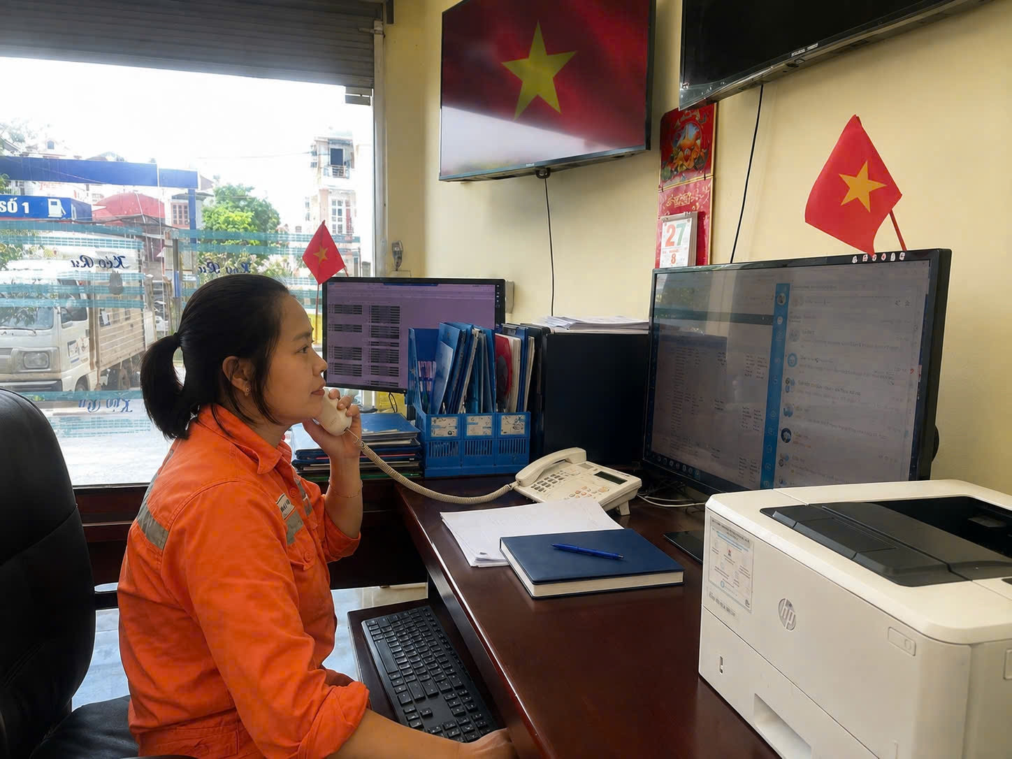 Chị Nông Thị Thu, nhân viên Tổ trực vận hành Điện lực Phú Lương, Công ty Điện lực Thái Nguyên trong ca trực dịp Quốc khánh