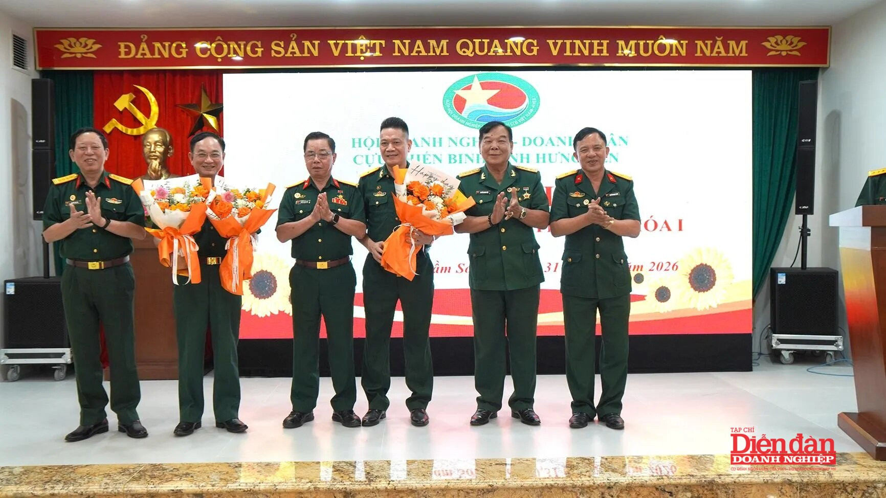 ra mắt