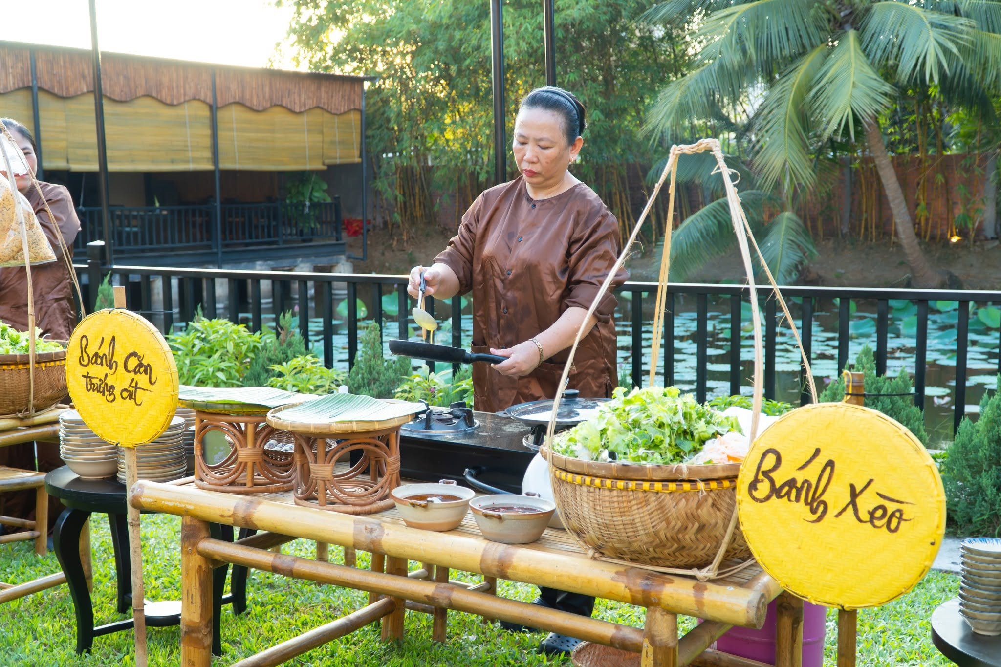 Hình 5_ Phố Hội Xưa Buffet gây tò mò và thu hút rất nhiều du khách khi đến với Hội An được tổ chức đều đặn vào mỗi tối Thứ Bảy hằng tuần tại Sen Village Hoi An 