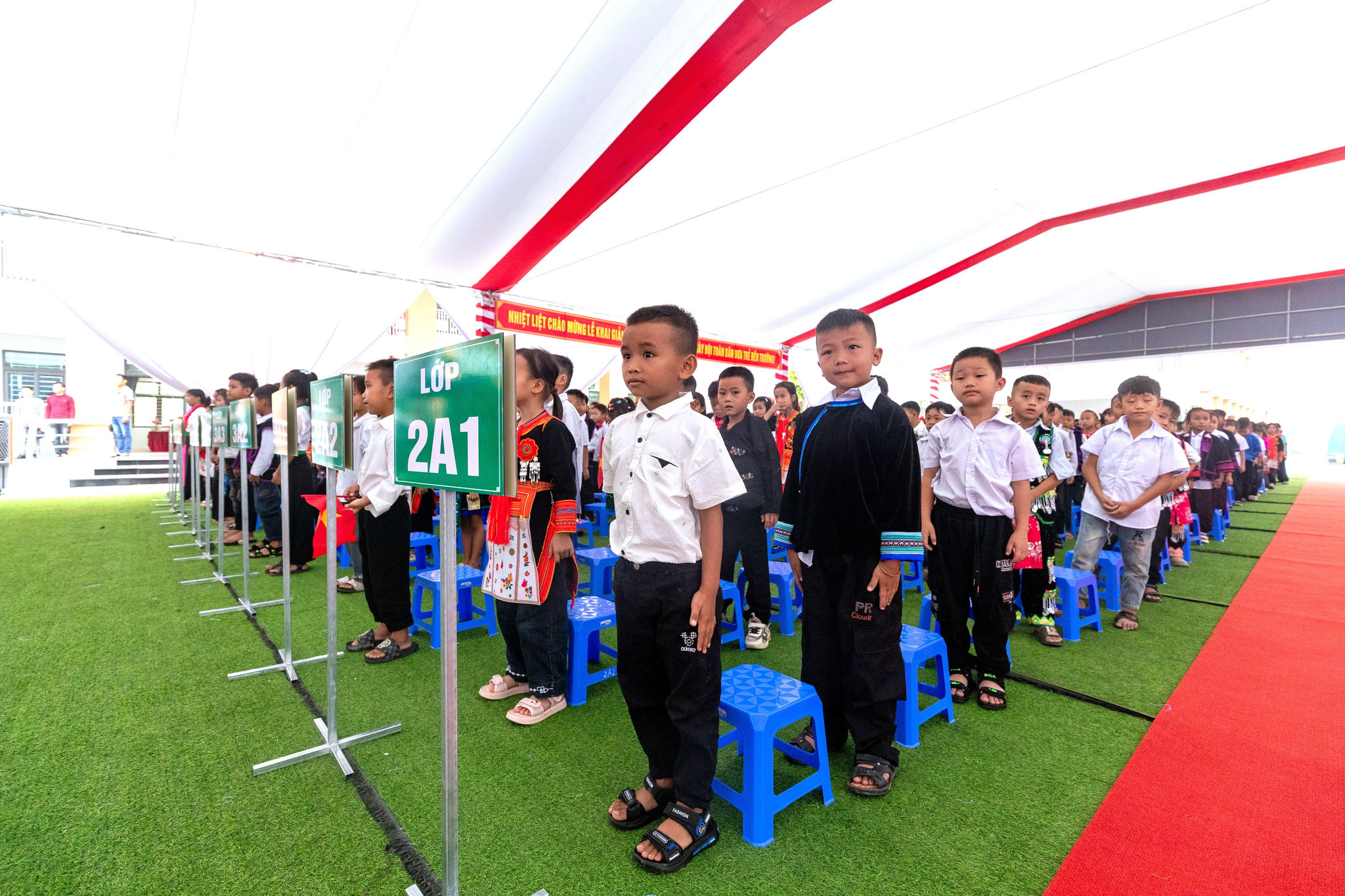 Học sinh Trường Phổ thông Nội trú Tiểu học và Trung học cơ sở PETROVIETNAM - Phong Thổ náo nức tham gia lễ Khai giảng.