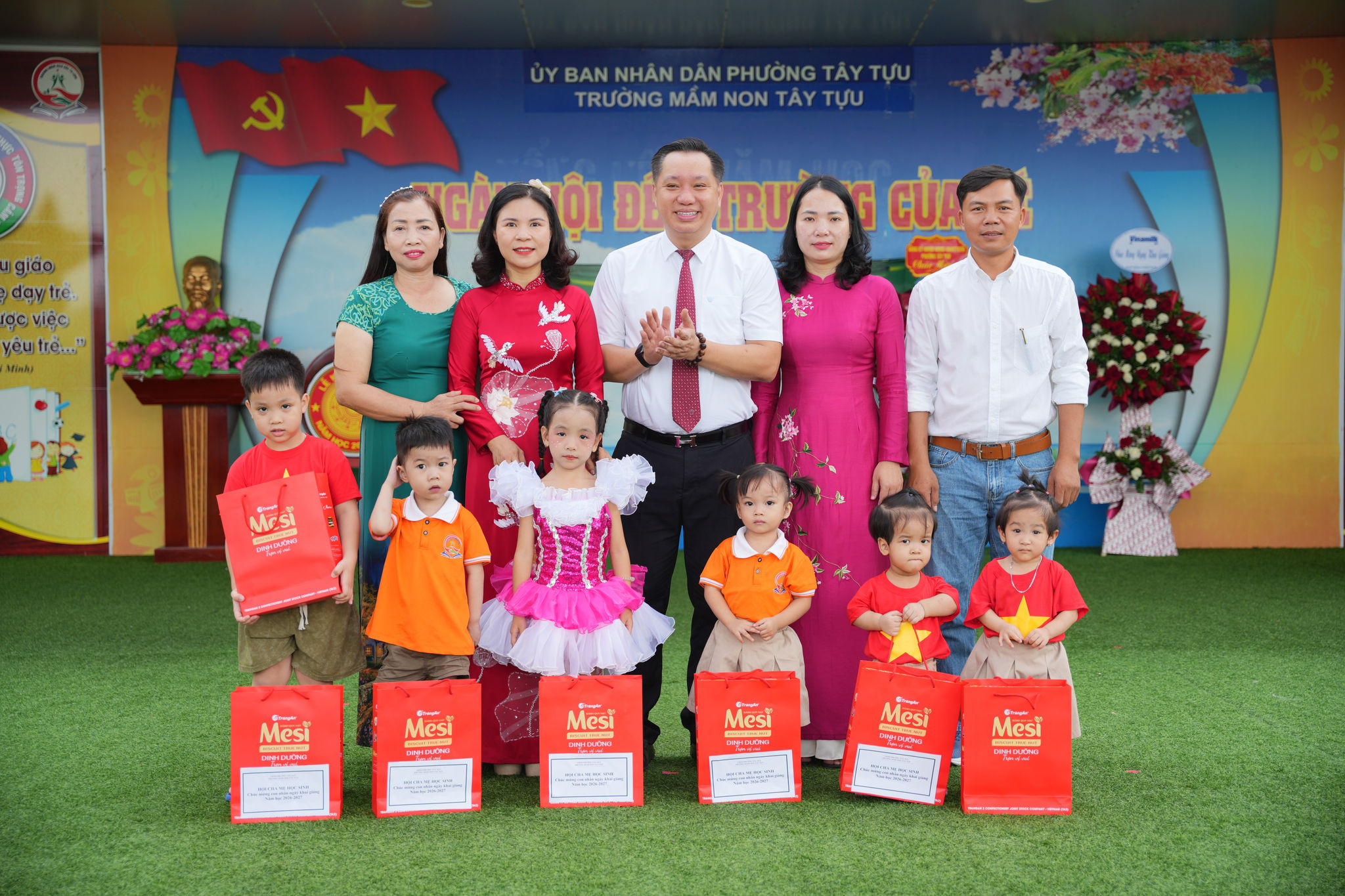Ảnh 12. tặng quà
