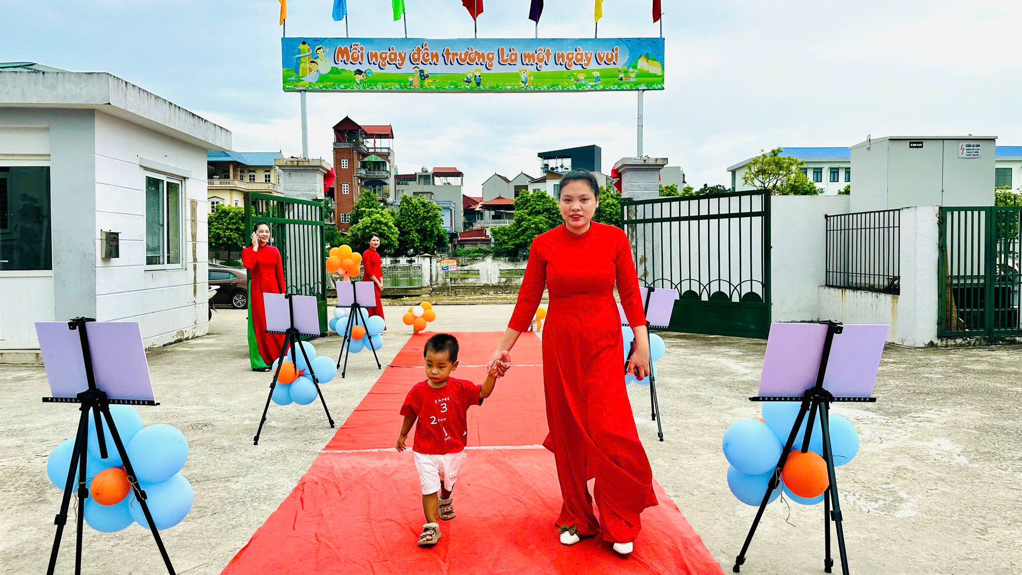 Ảnh 2. Phụ huynh đưa con đi học