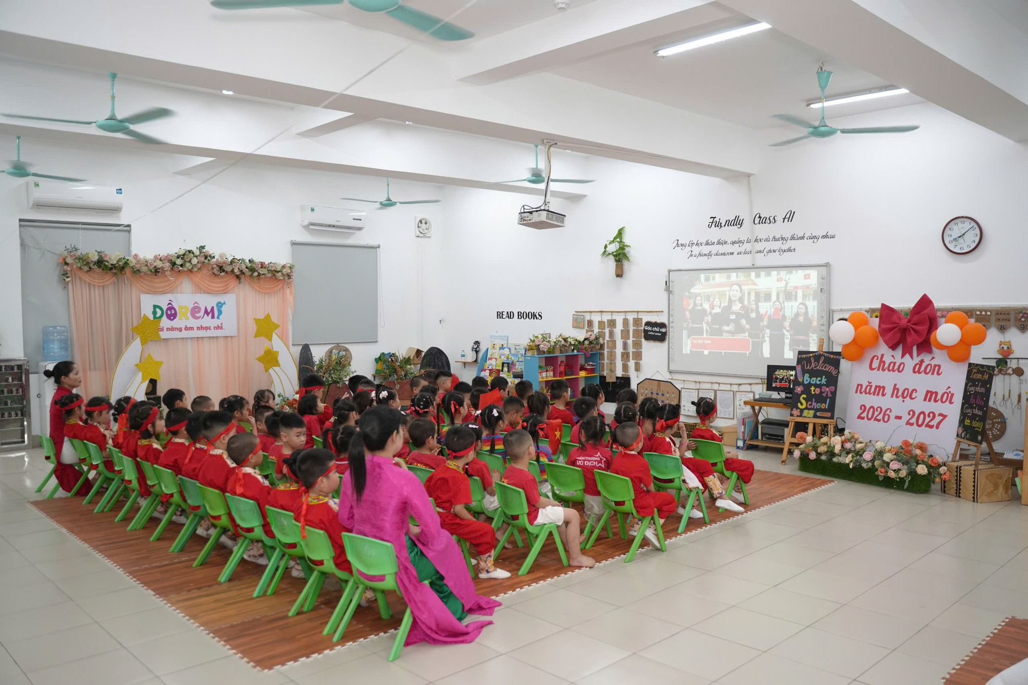 Đối với tập thể sư phạm và phụ huynh nơi đây, lễ khai giảng năm nay không chỉ mang ý nghĩa chào mừng năm học mới, mà còn là sự kiện ghi nhận kết quả của quá trình kiện toàn hệ thống giáo dục công lập tại địa phương.